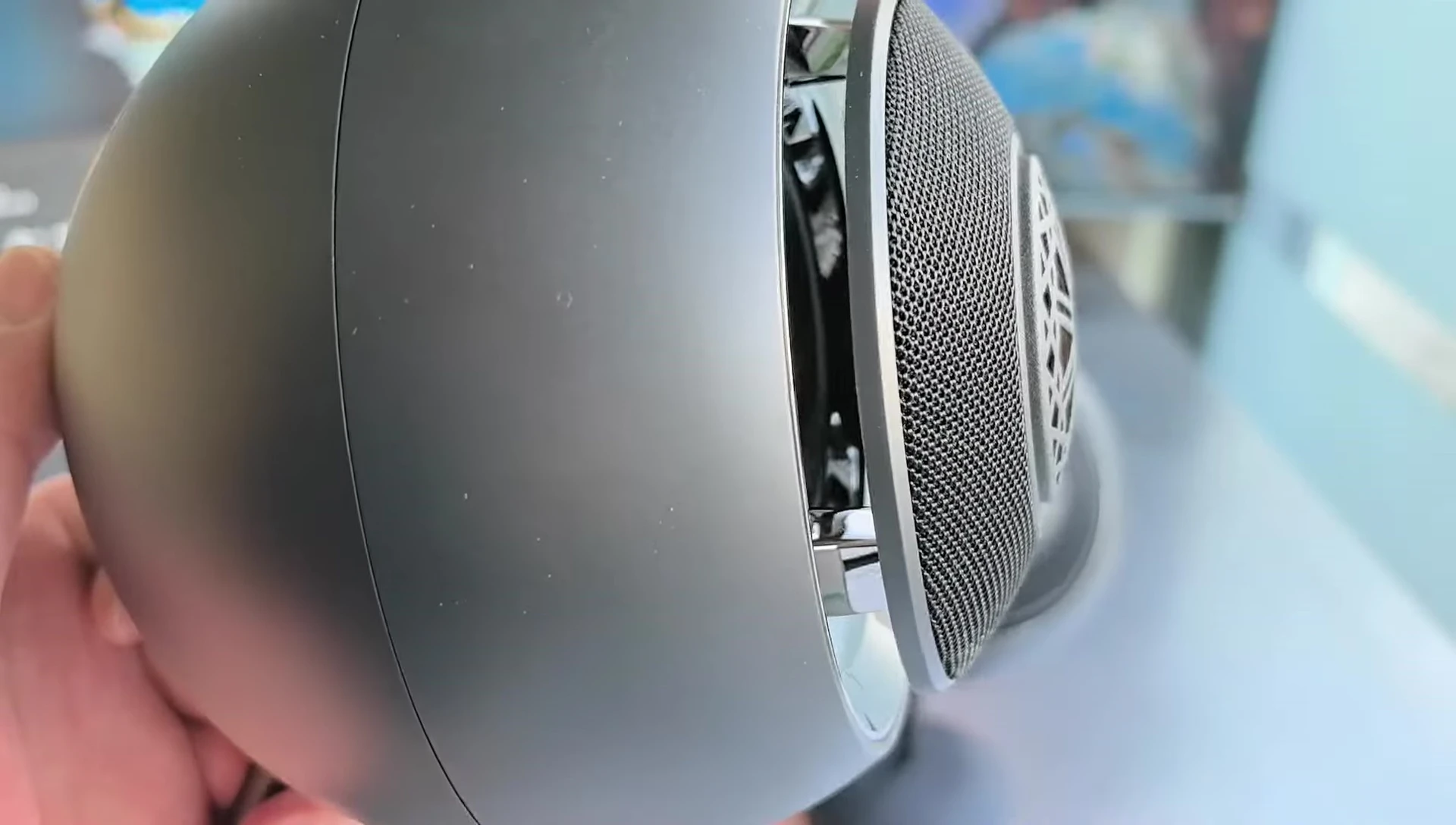 Demonstrating the speaker's 45° angle and sound projection.