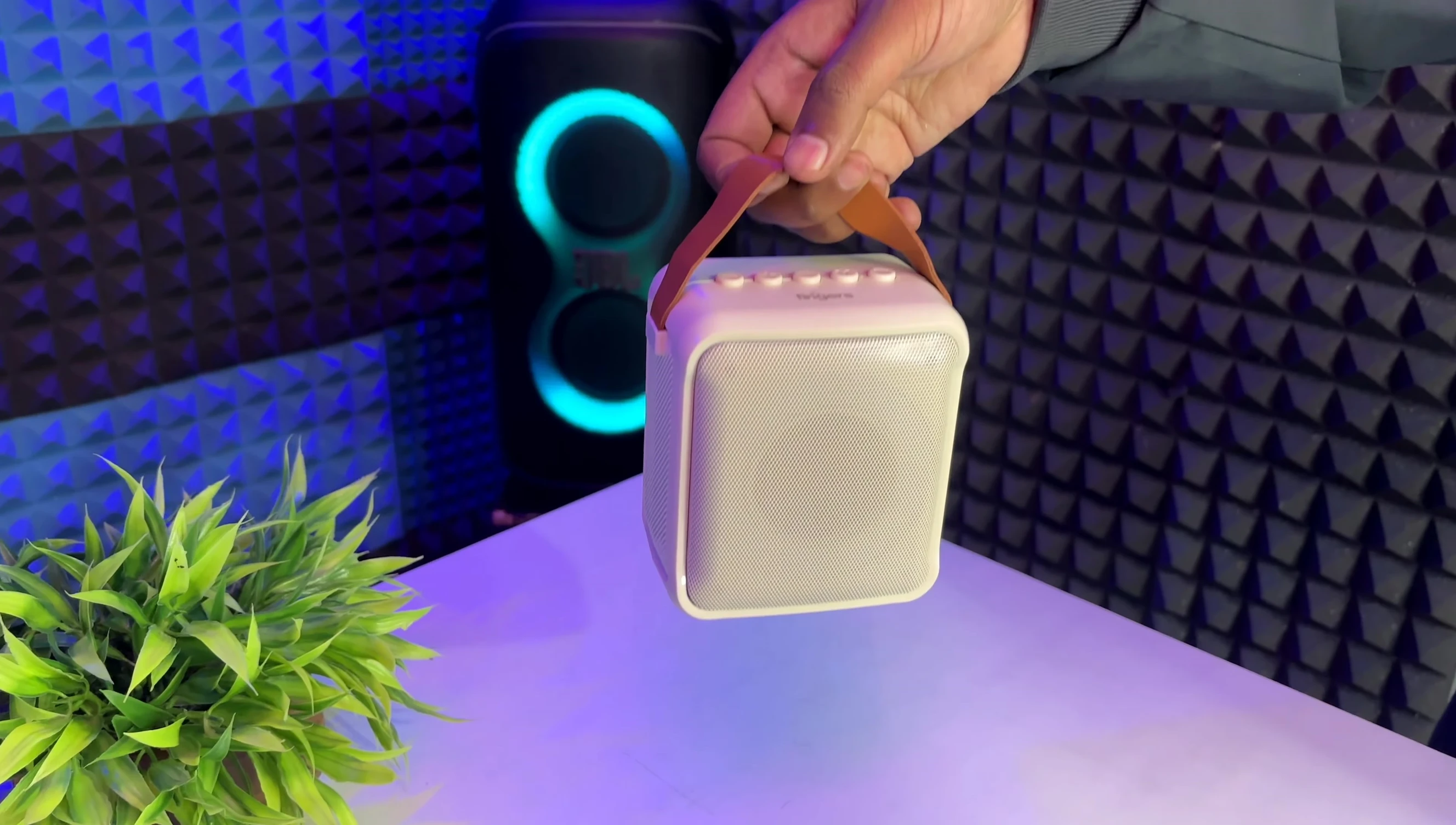 Unboxing the Fingers Solo speaker, showcasing the design and carrying strap.
