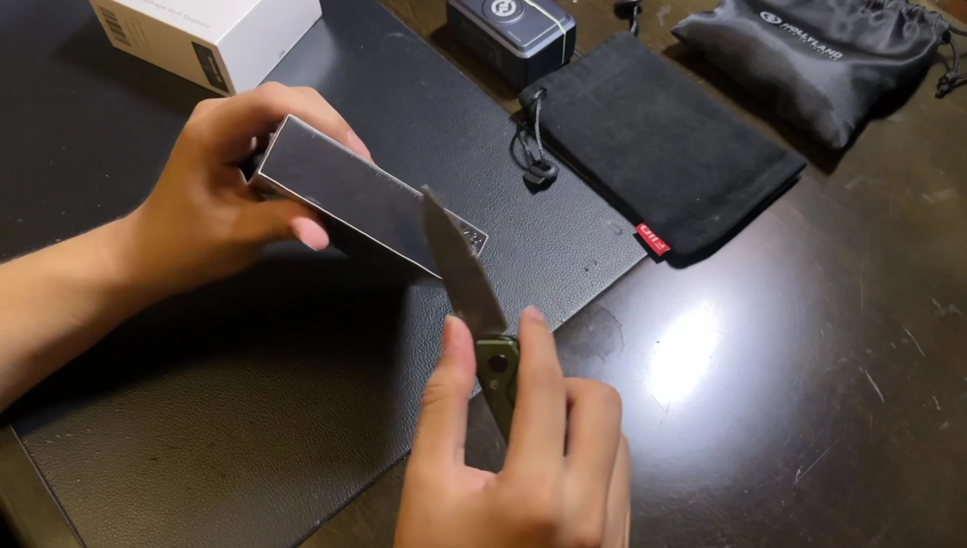 Opening the KBear KB02 box with a knife.