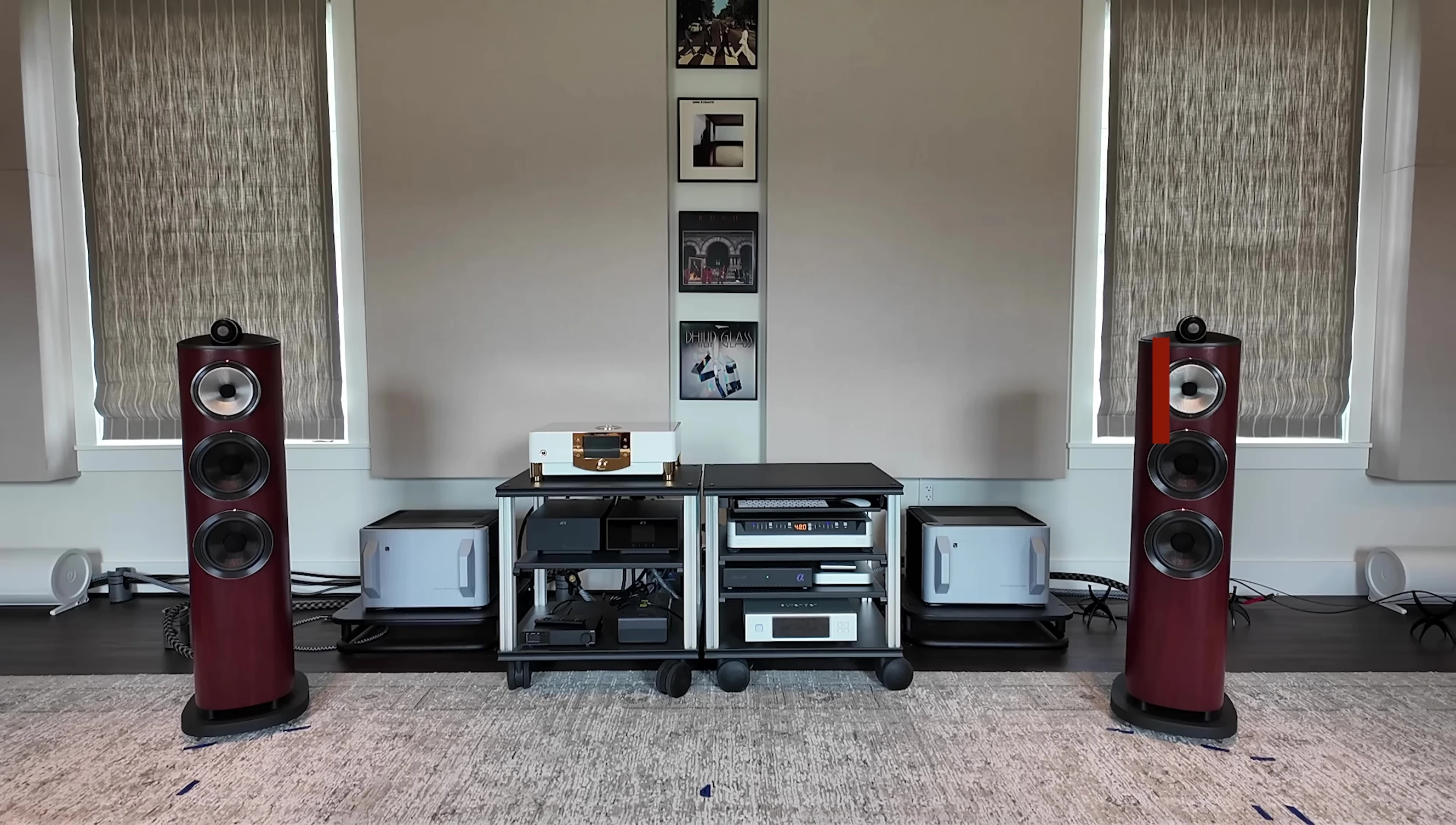 Graphical illustration demonstrating the difference between the 804 D4's expansive soundstage and the limited soundstage of other speakers.