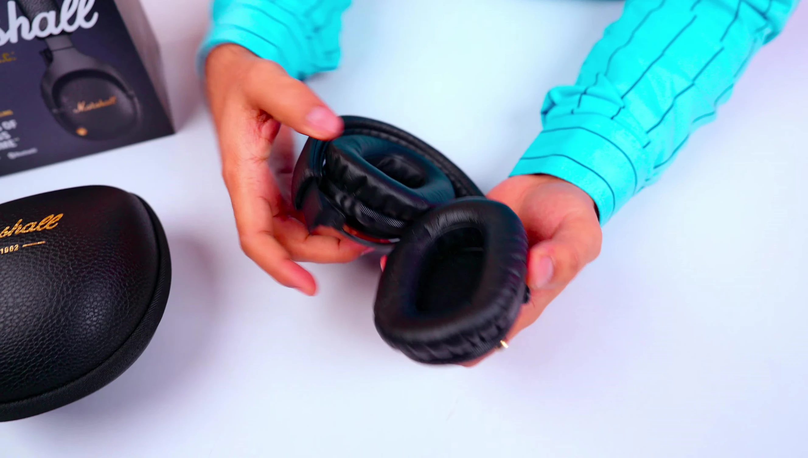 Headphones showing 180° rotation