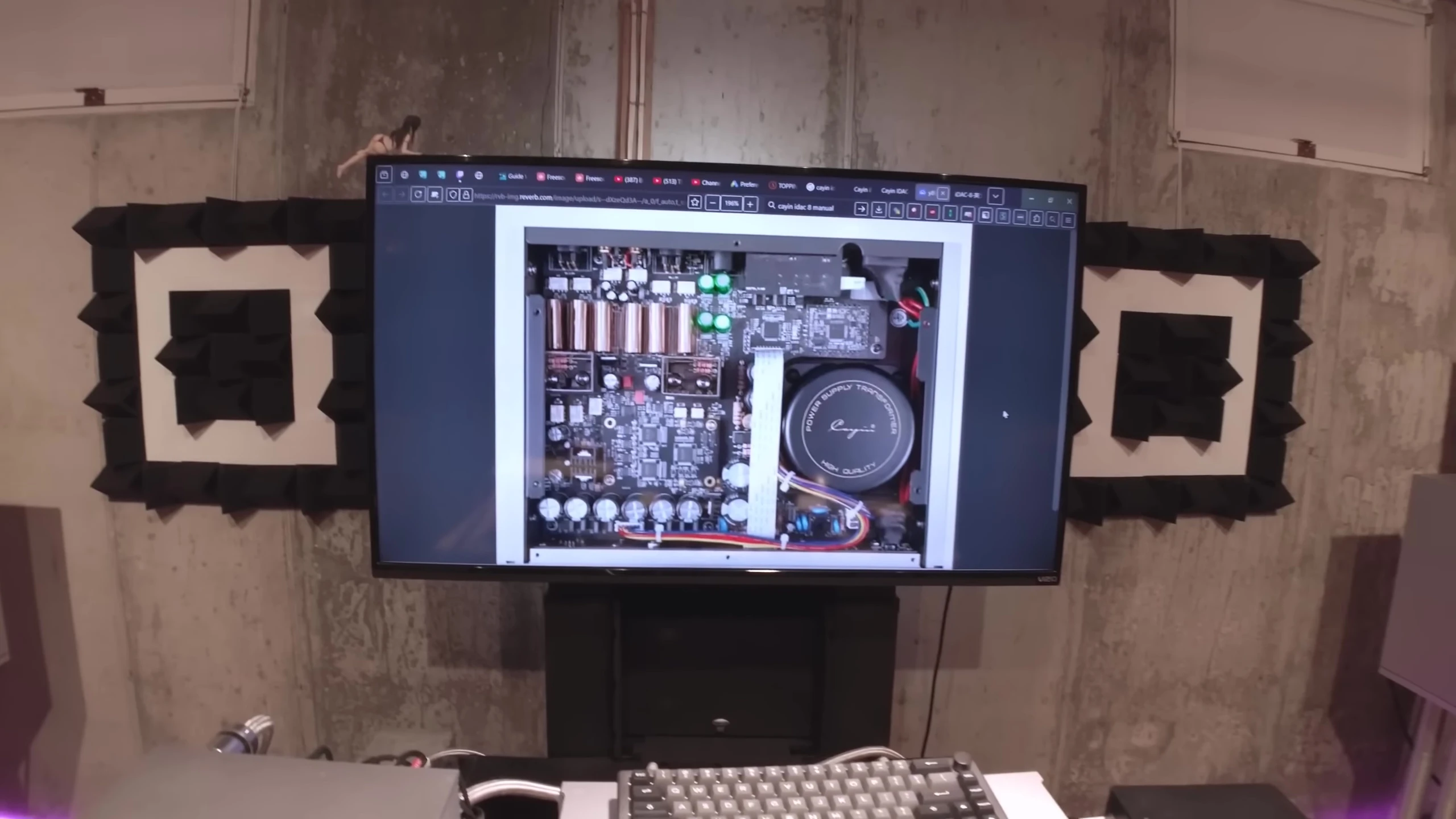 Internal shot revealing the placement of tubes, components, and the DAC chip.