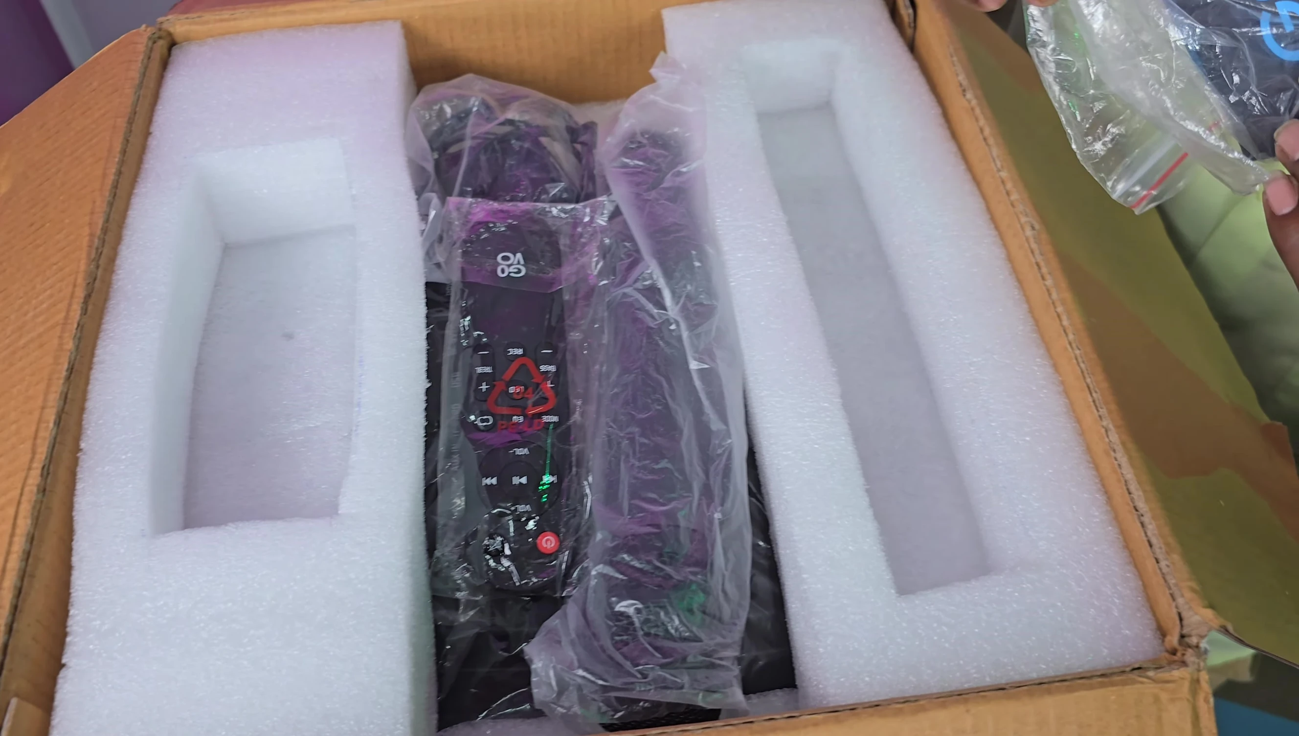 Unboxing the GOVO GoLoud 900, showing the accessories.
