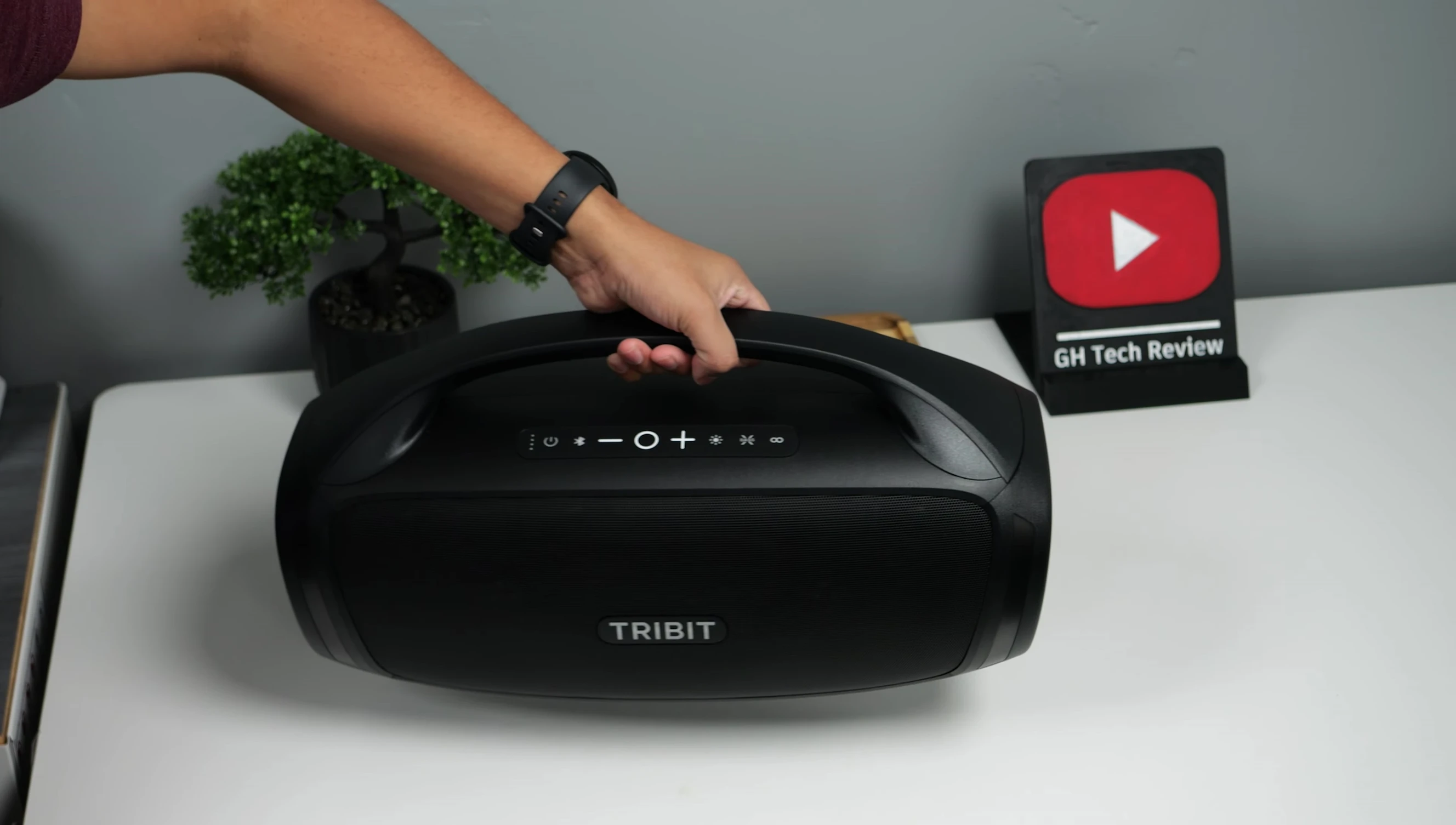 Close-up of the speaker's size and handle