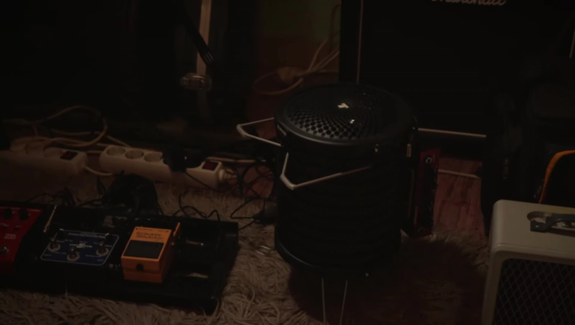 Speaker showing small legs in use.