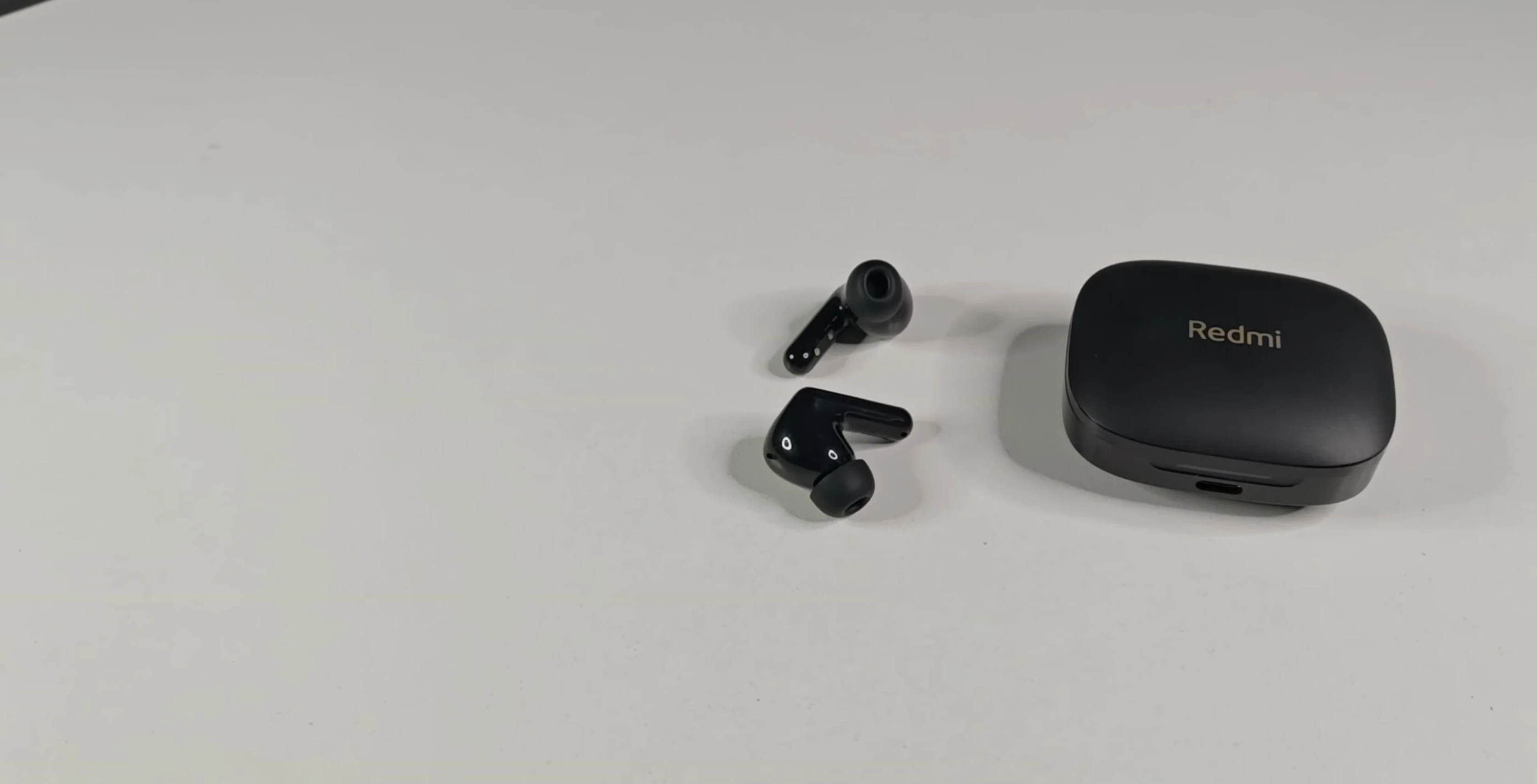 Image showing the battery specifications of the earbuds and charging case.