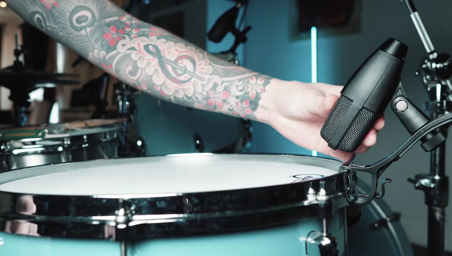 The microphone securely mounted on the drum using the rim mount