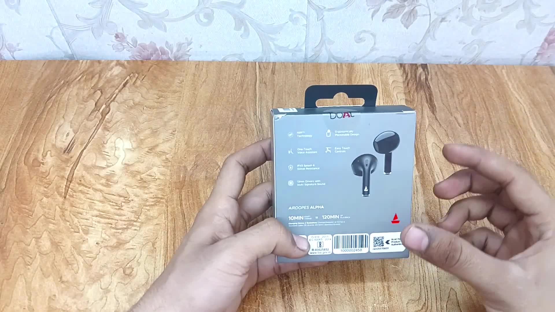 Highlighting the earbuds' specifications.