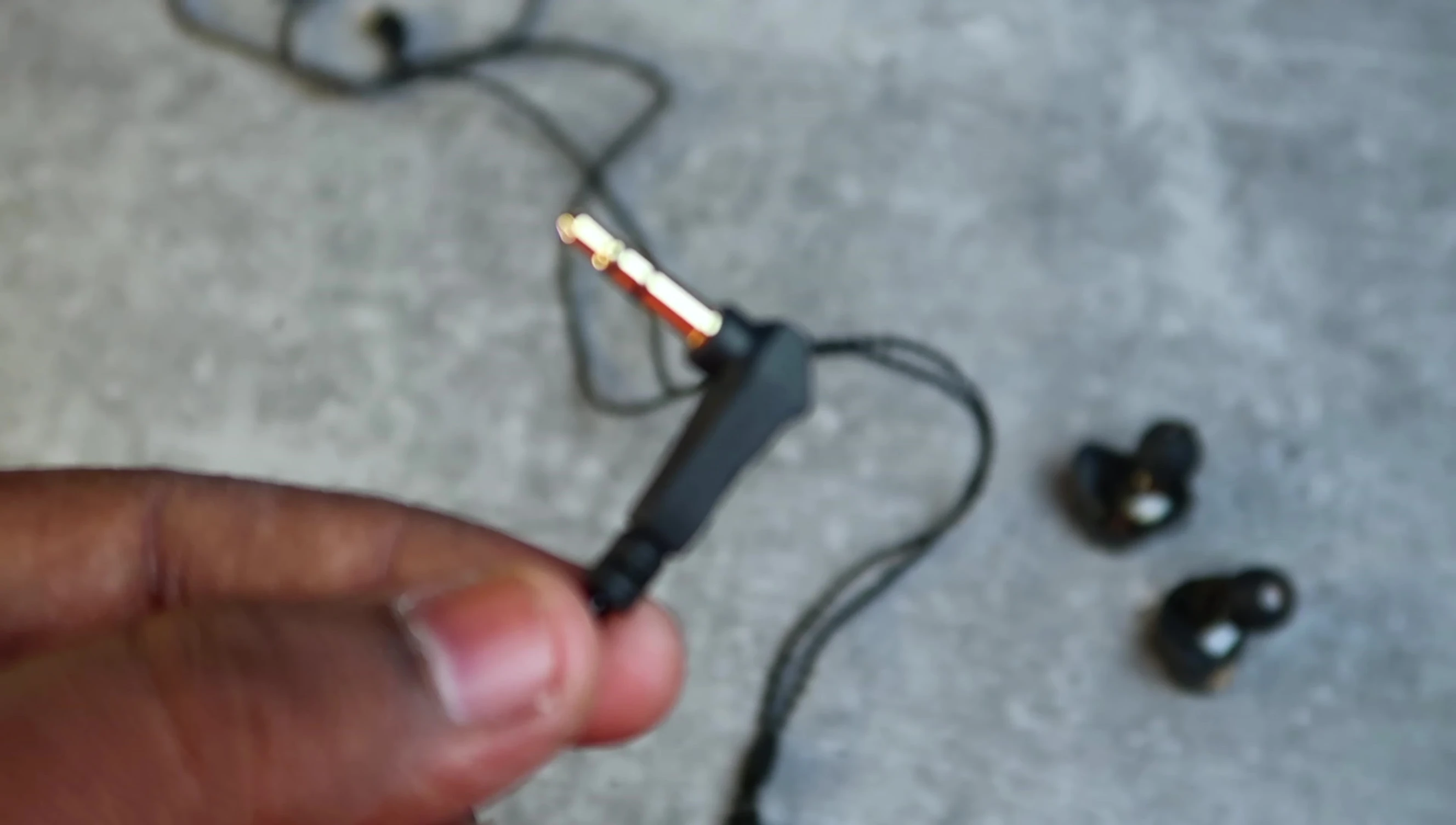 Close-up of the cable and 3.5mm plug