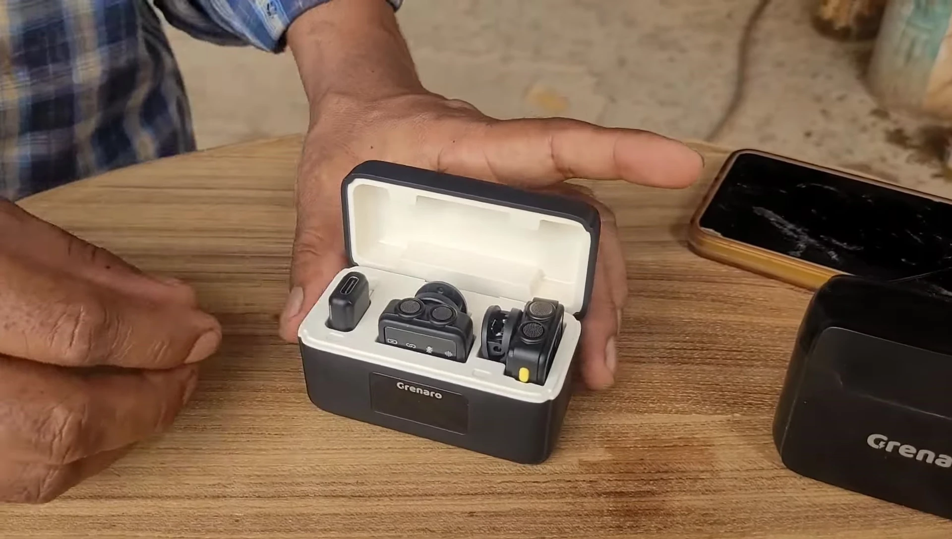 Grenaro P10 Wireless Mic unboxing, showcasing the contents