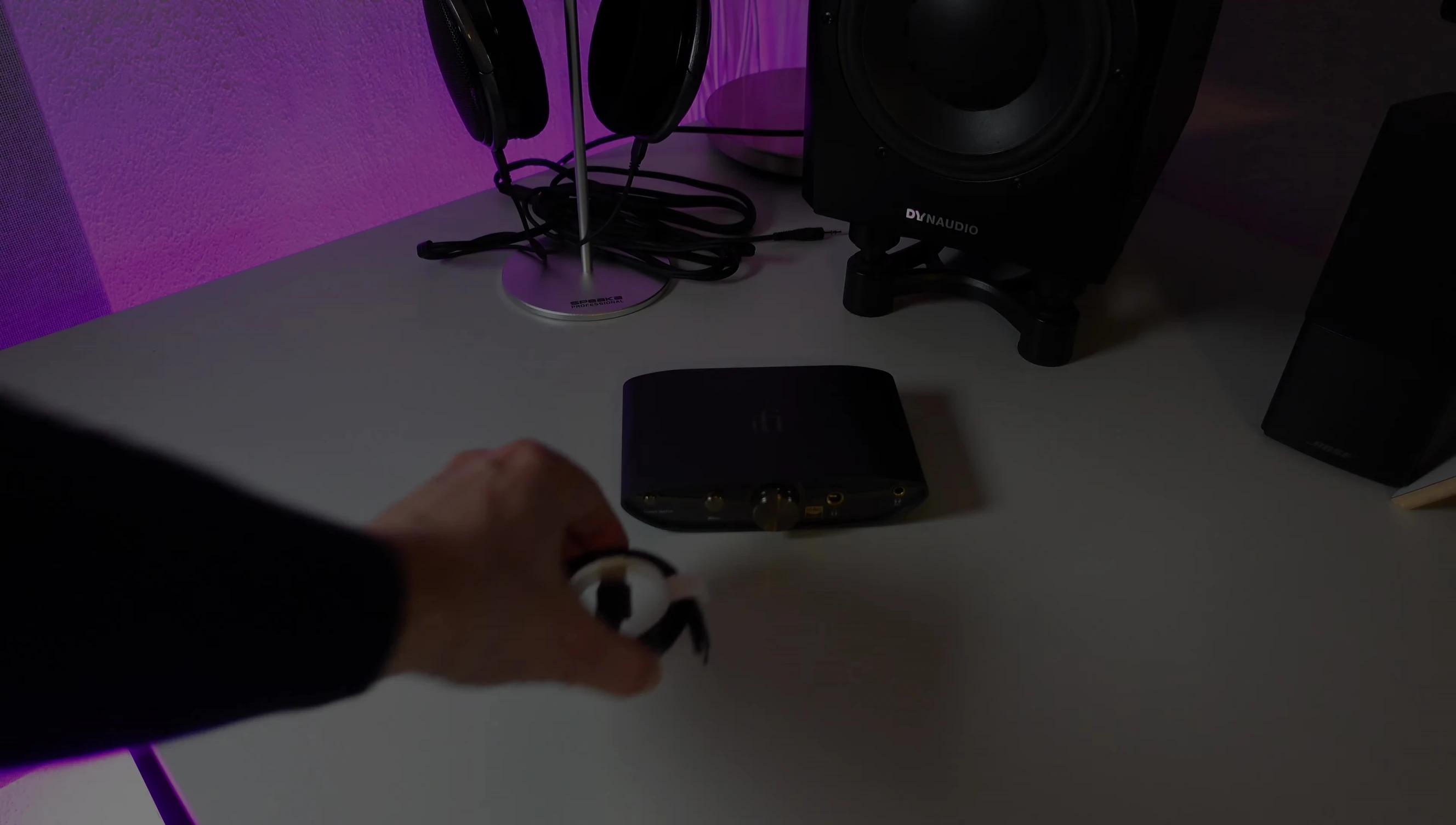 Image of the iFi ZEN DAC 3 packaging and included accessories.
