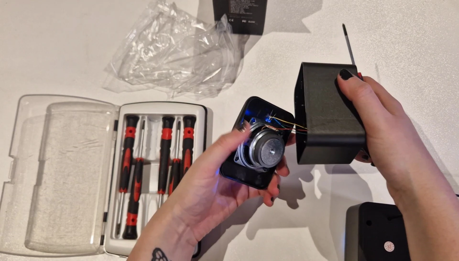 Screenshot of the speaker taken apart, showing the internal components