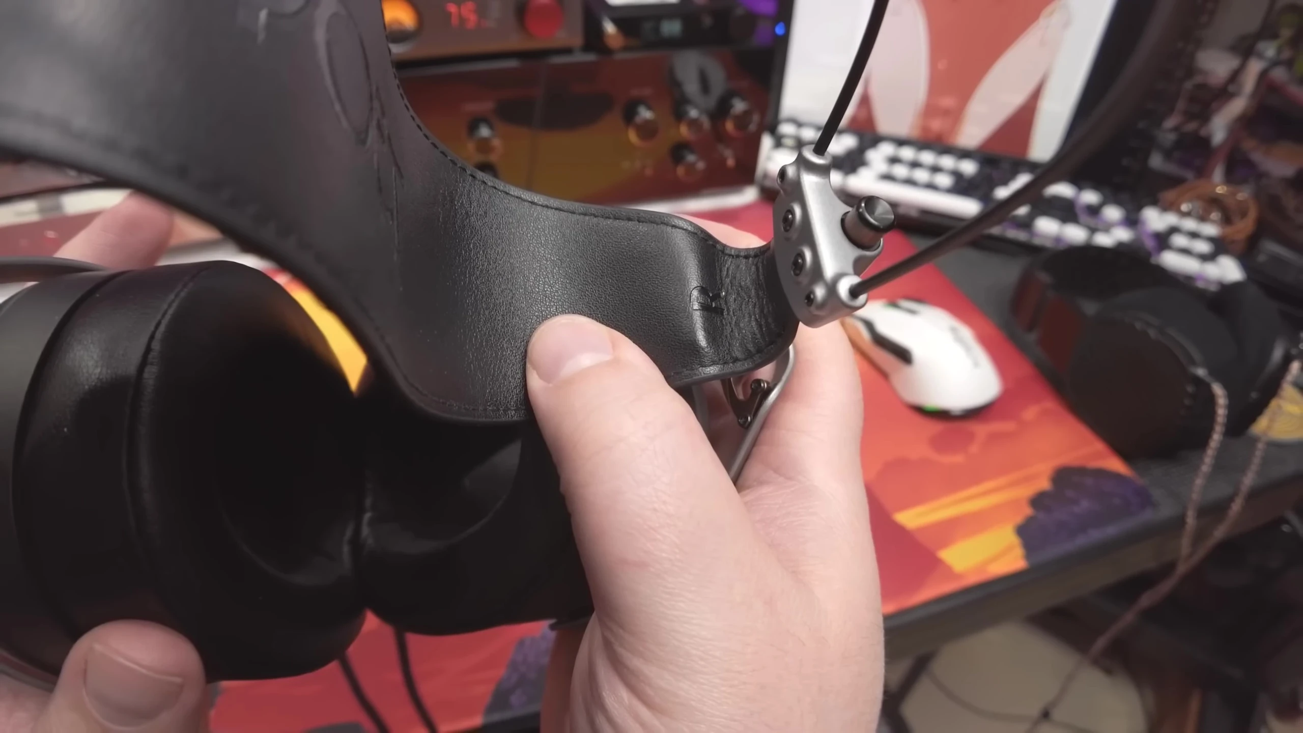 The hidden L/R indicators on the headband