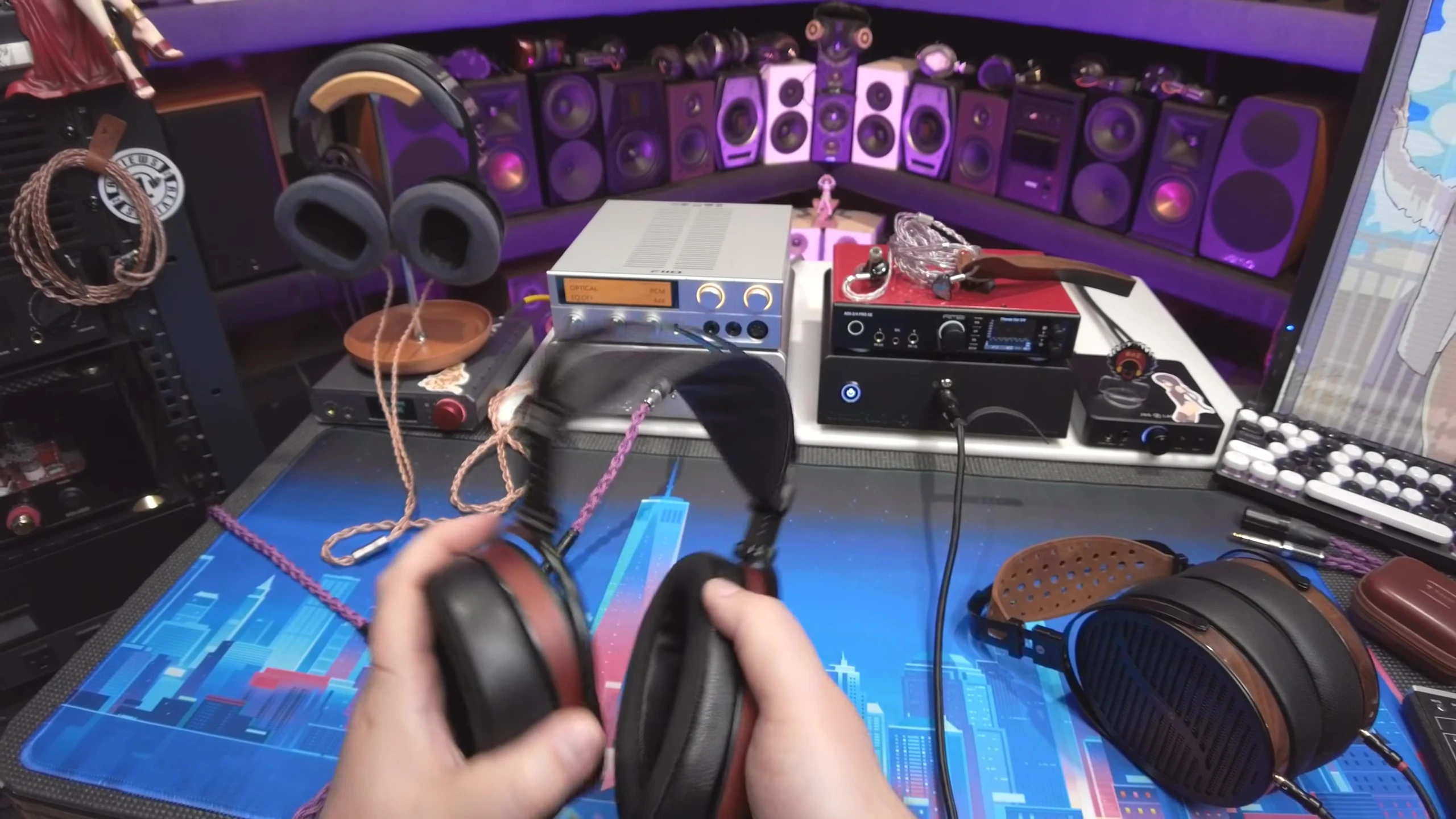Demonstration of the 360-degree earcup rotation.