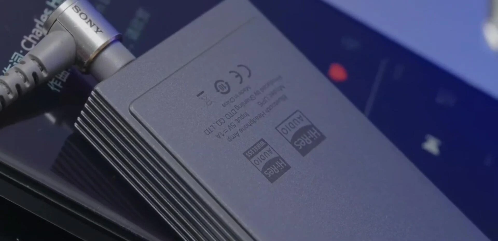 The Shanling UP6 connected to a smartphone through a USB-C cable.