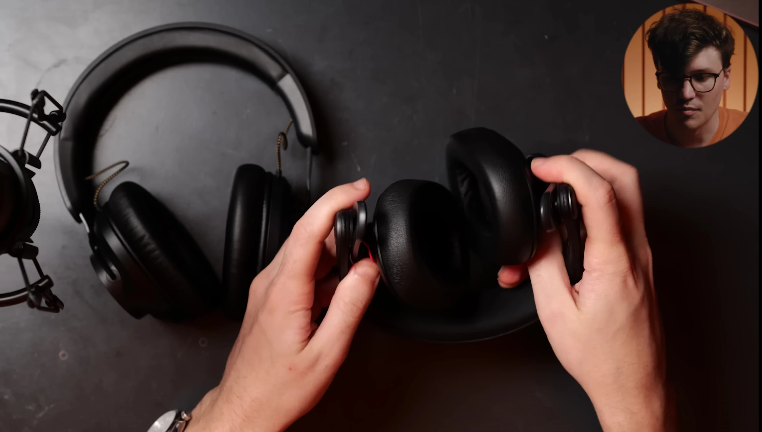 Comparison of the Atom H200 and AKG K371.
