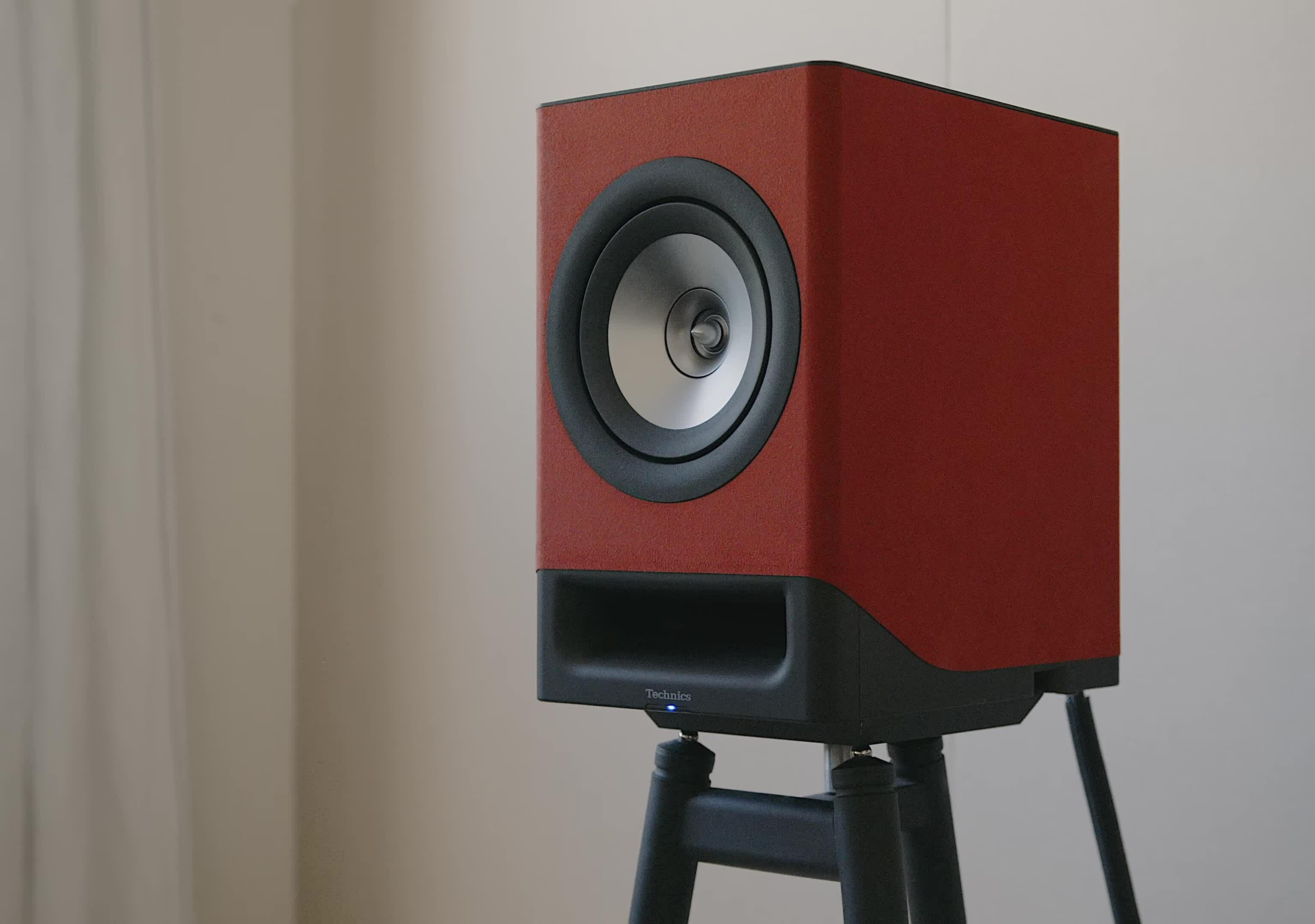 Close-up of the SC-CX700 speaker showcasing the Dynamica fabric wrap.