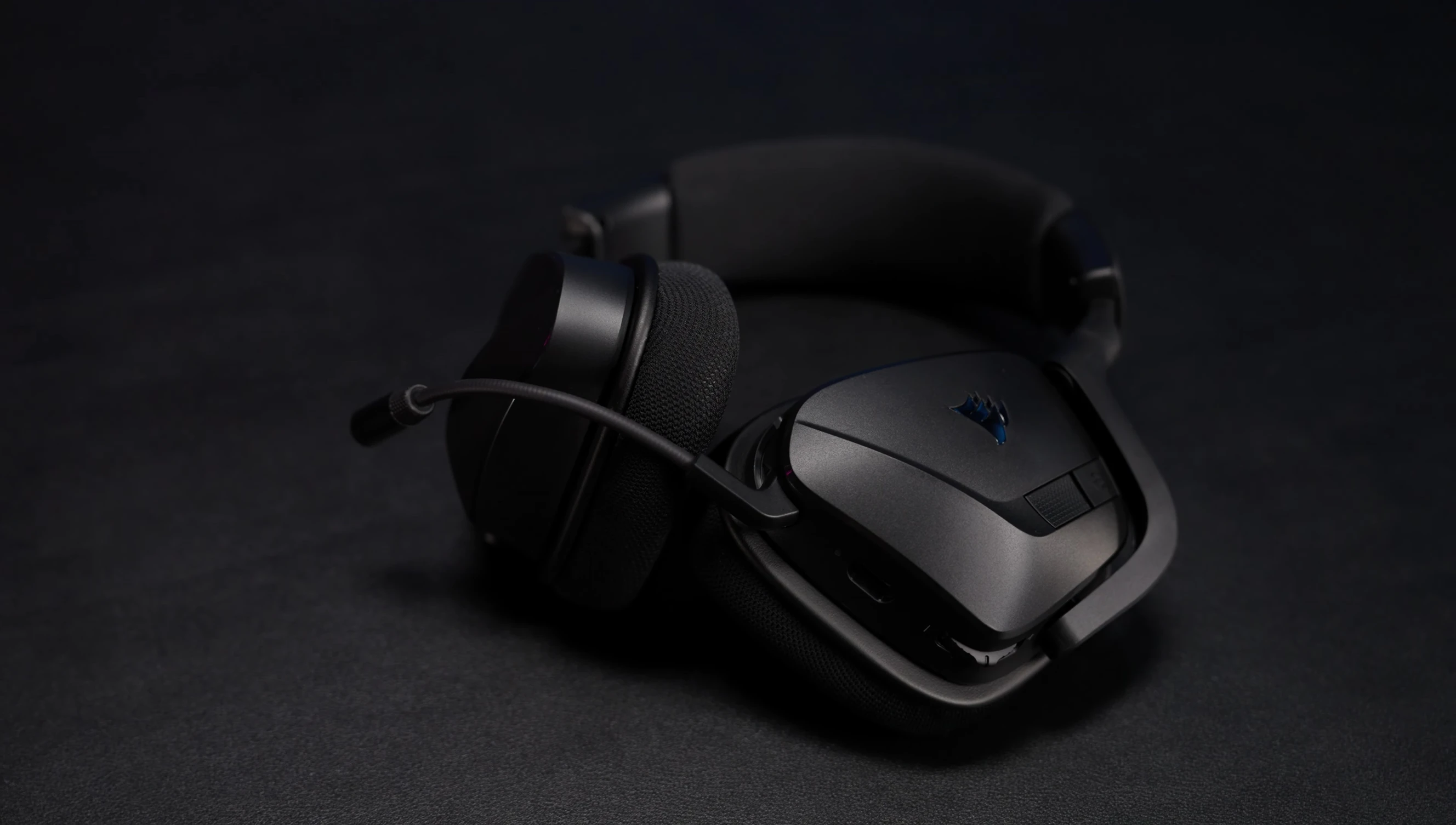 Overall shape and design of the headset