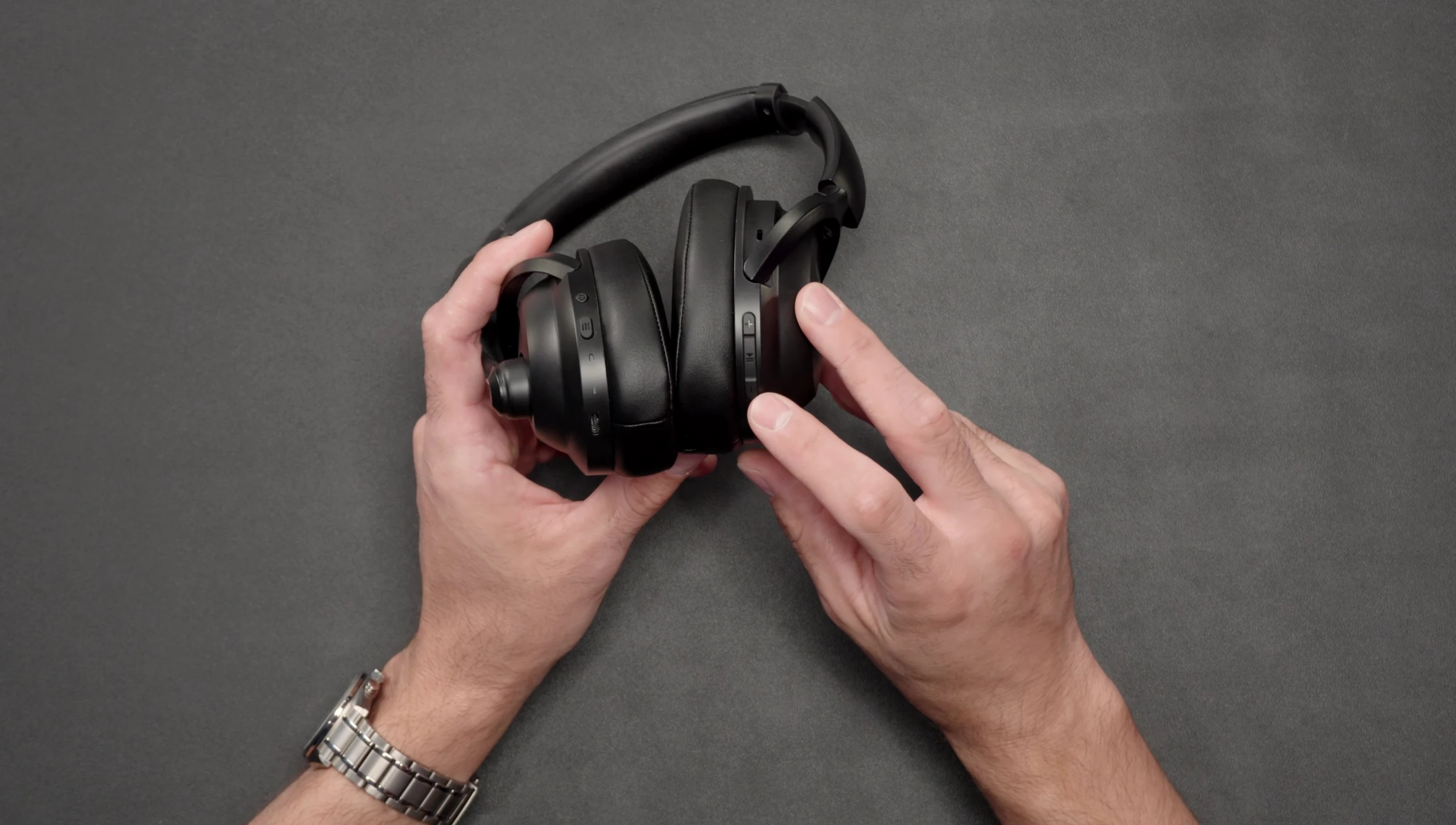 Right earcup controls.