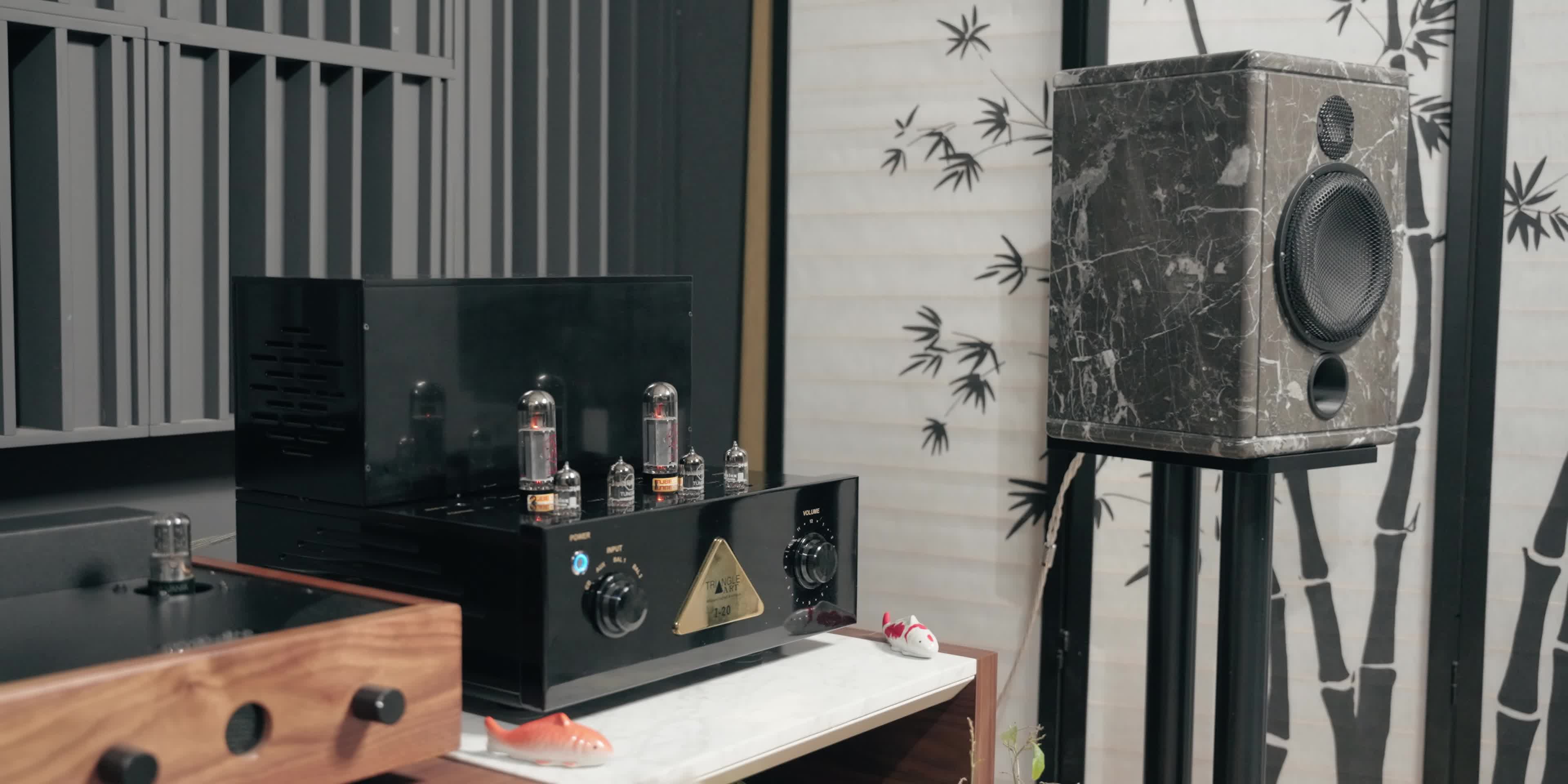 Speaker discusses the sonic characteristics of tube and solid-state audio equipment.