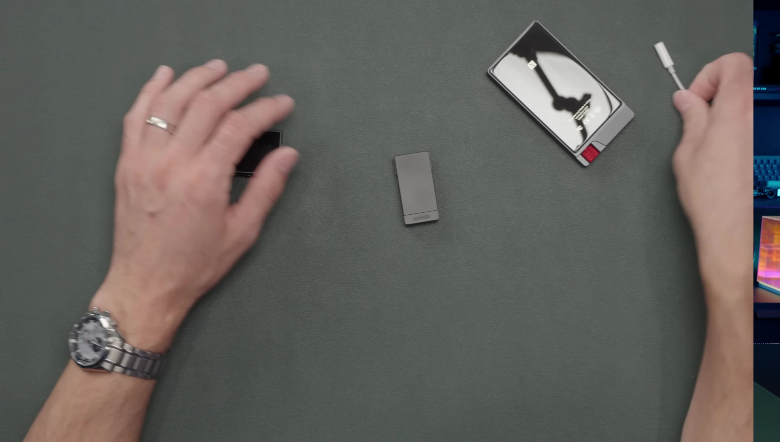 The reviewer shows the Apple dongle, Qudelix-5K and XDuoo XP-2 alongside the Questyle M18i.