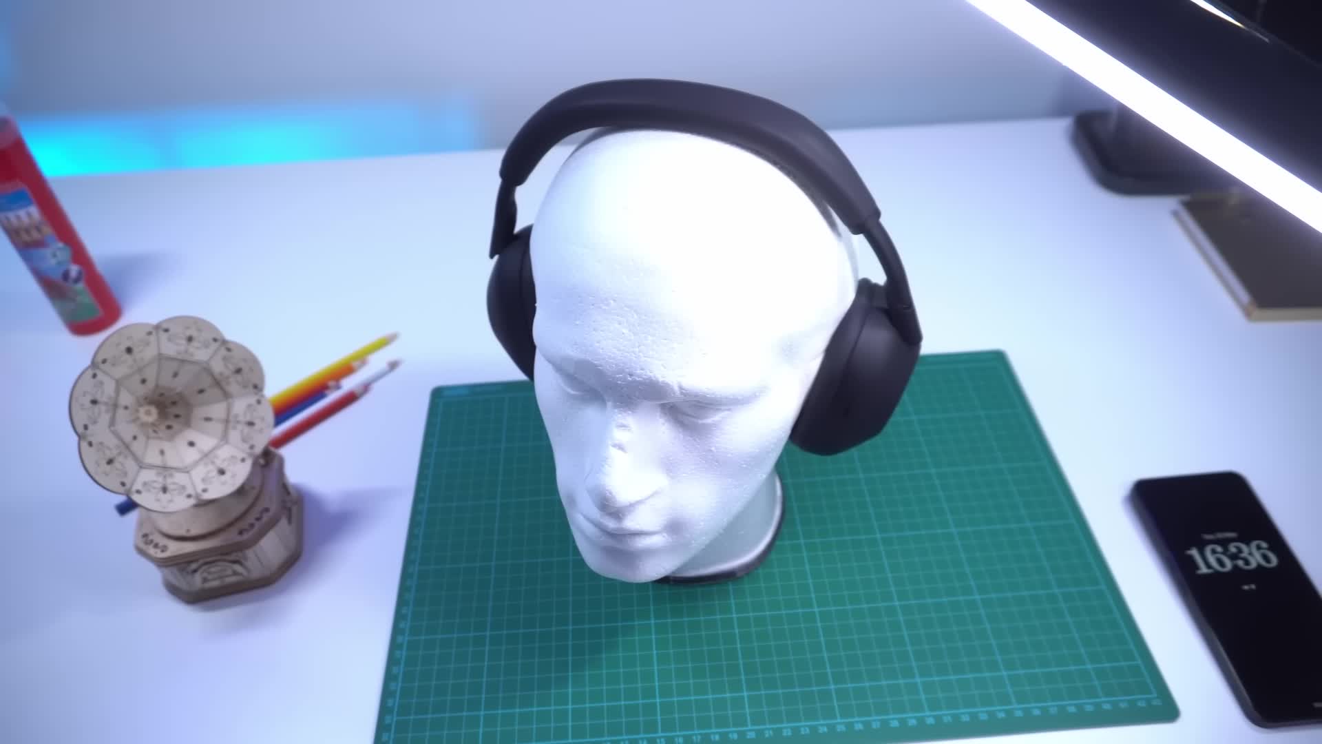Screenshot showing the speaker discussing the default settings of the Sony WH-1000XM6
