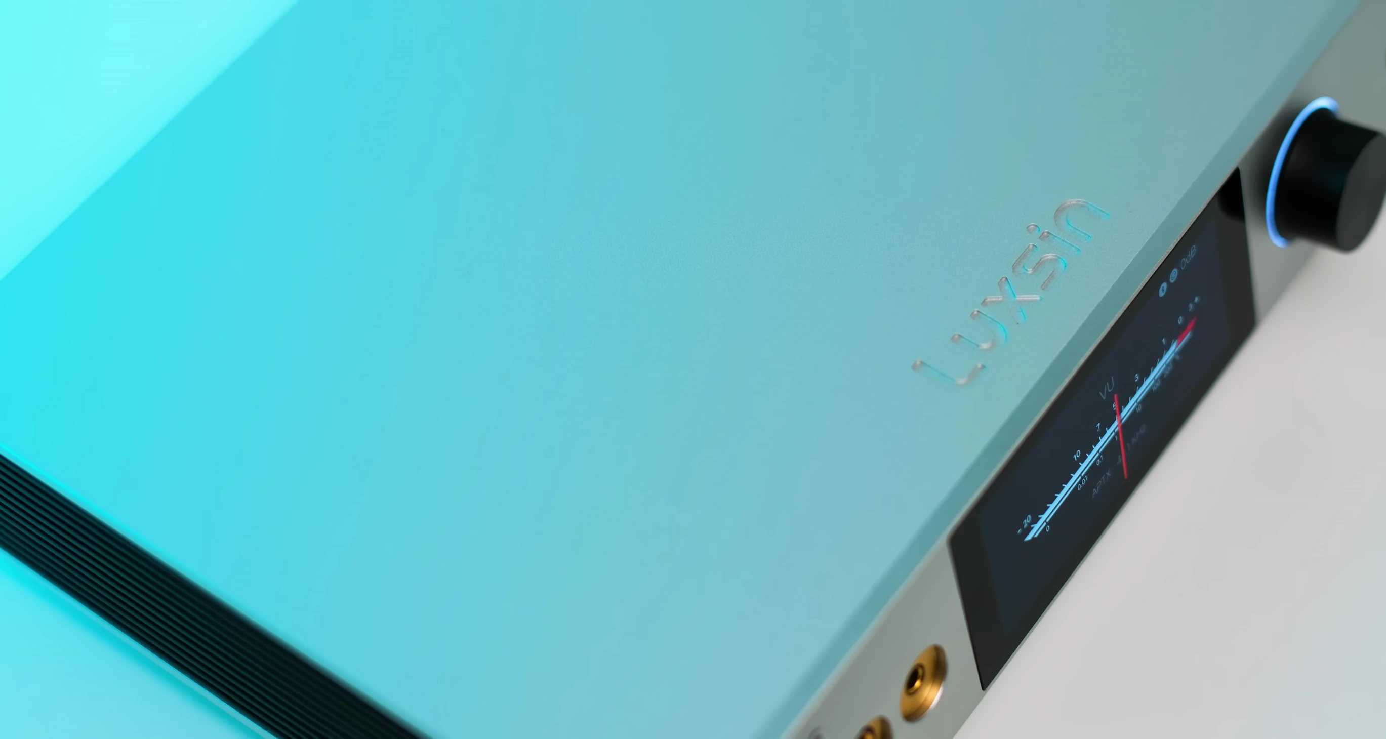 The Luxsin X9's 4-inch full HD touchscreen displayed on the front panel.