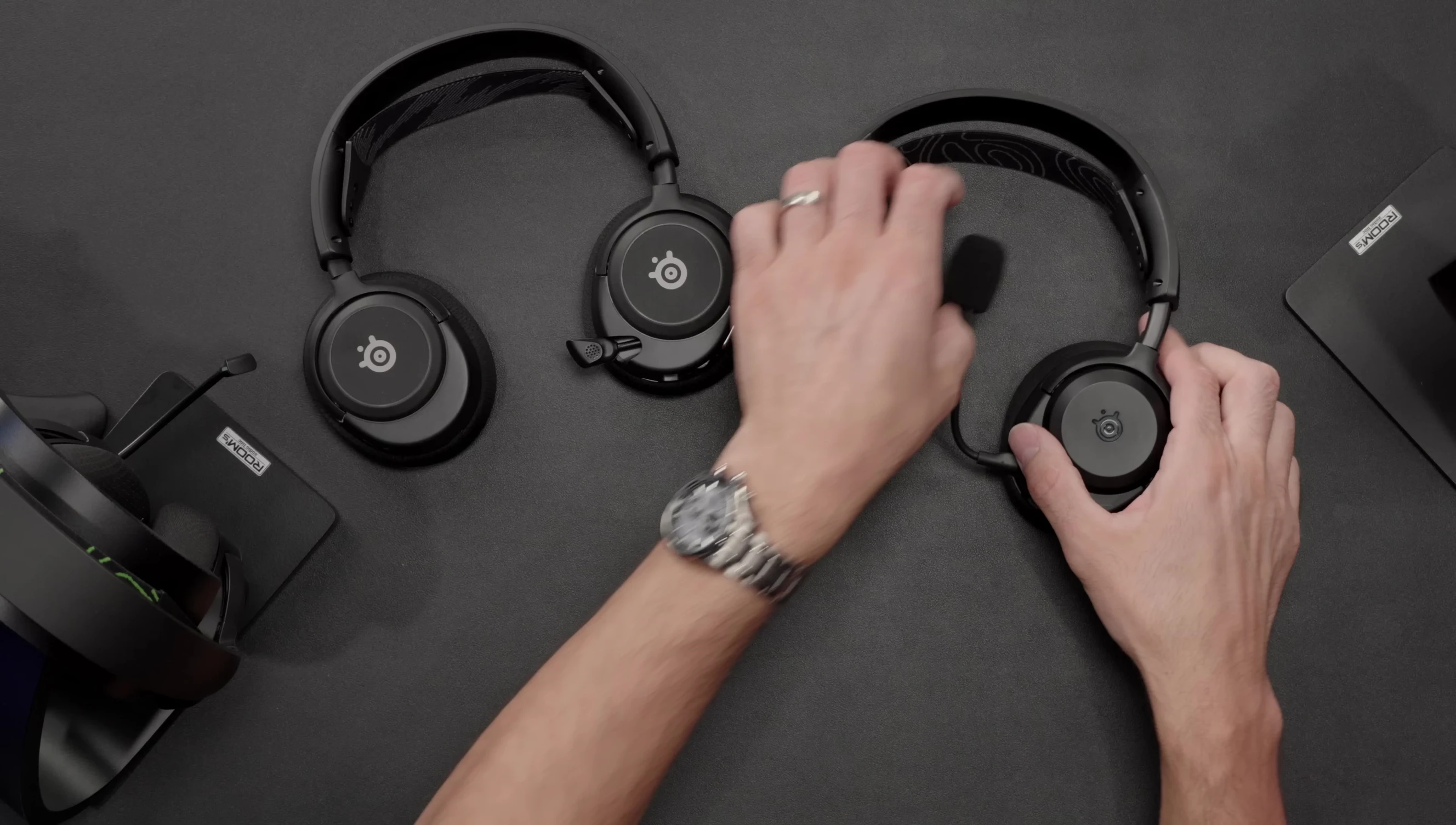 Comparison shot of the Arctis Nova 3 Wired and Wireless models.