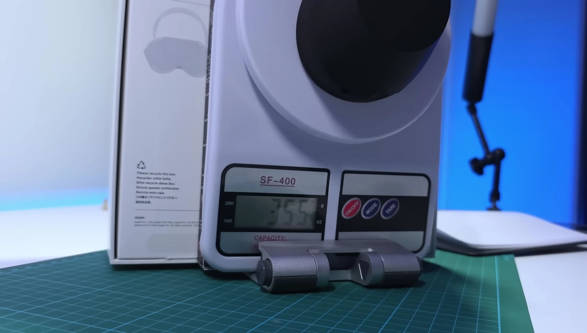 Measurement result for Sony WH-1000XM6 clamping force displayed on the scale