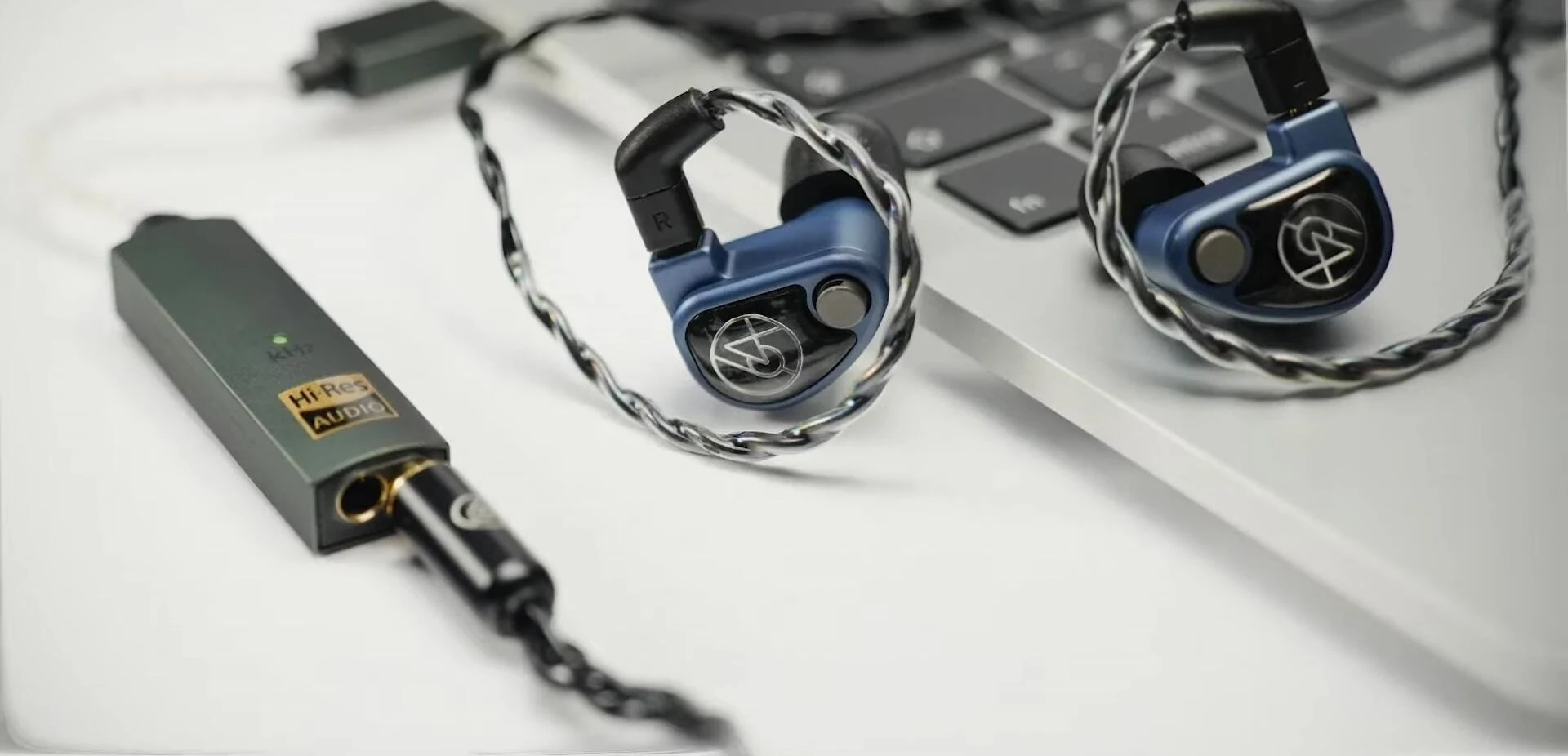 The GoLink Max plugged into a device