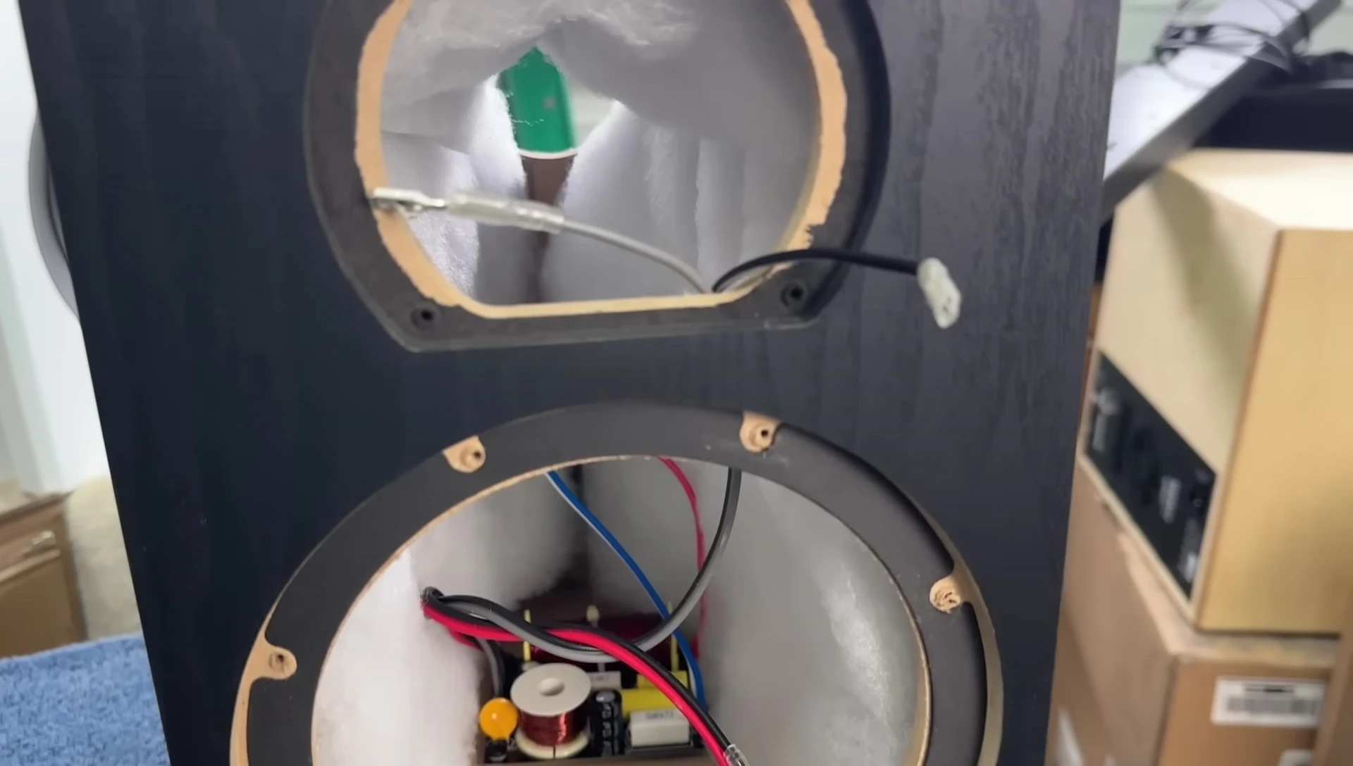 Screenshot depicting the reviewer explaining the modal ringing issue related to the mid-woofer.