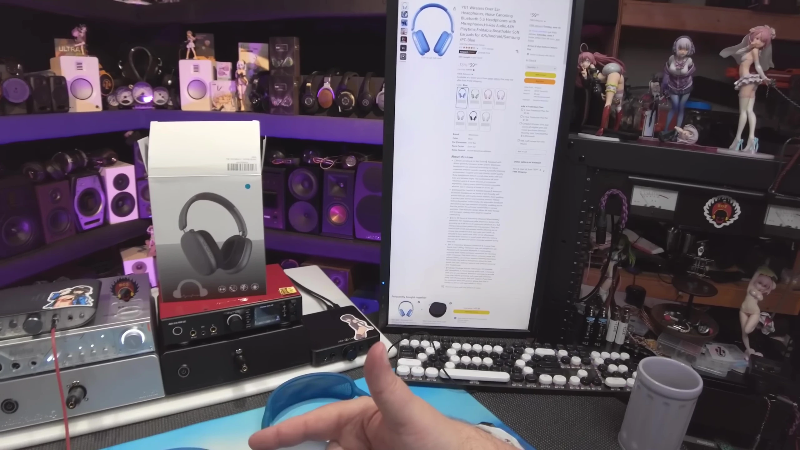 Screenshot of the presenter displaying various colors of the Wentronic Y1 headphones.