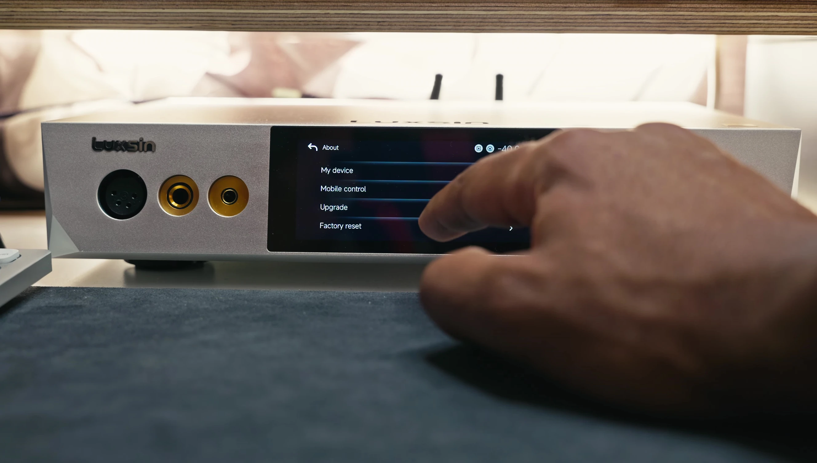 Screenshot of the Luxsin smart app interface
