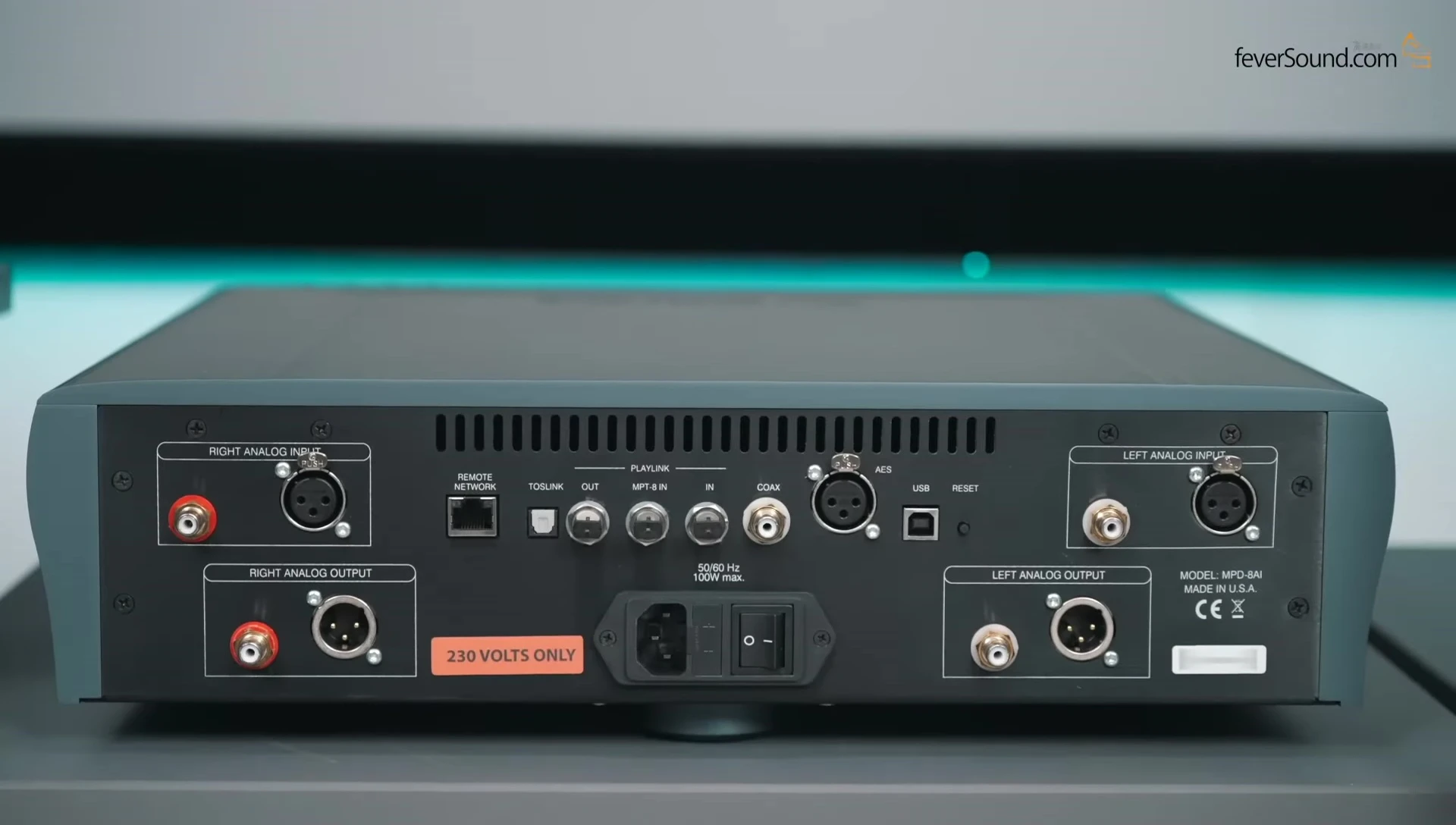 Overview of the symmetrically designed rear panel.