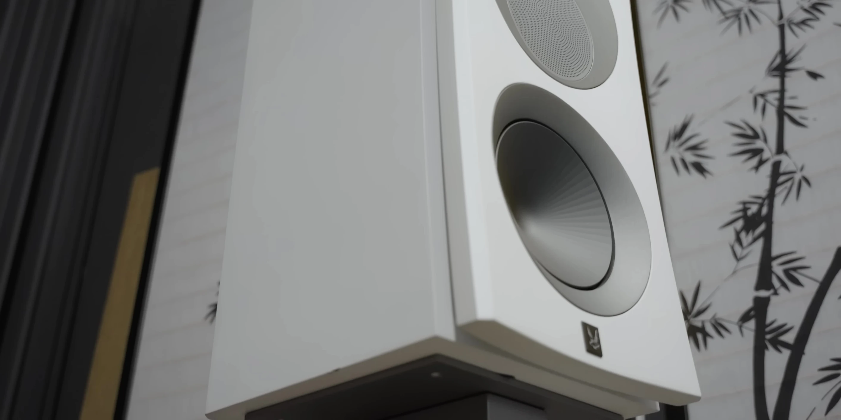Close up of the Arendo 1528 speakers