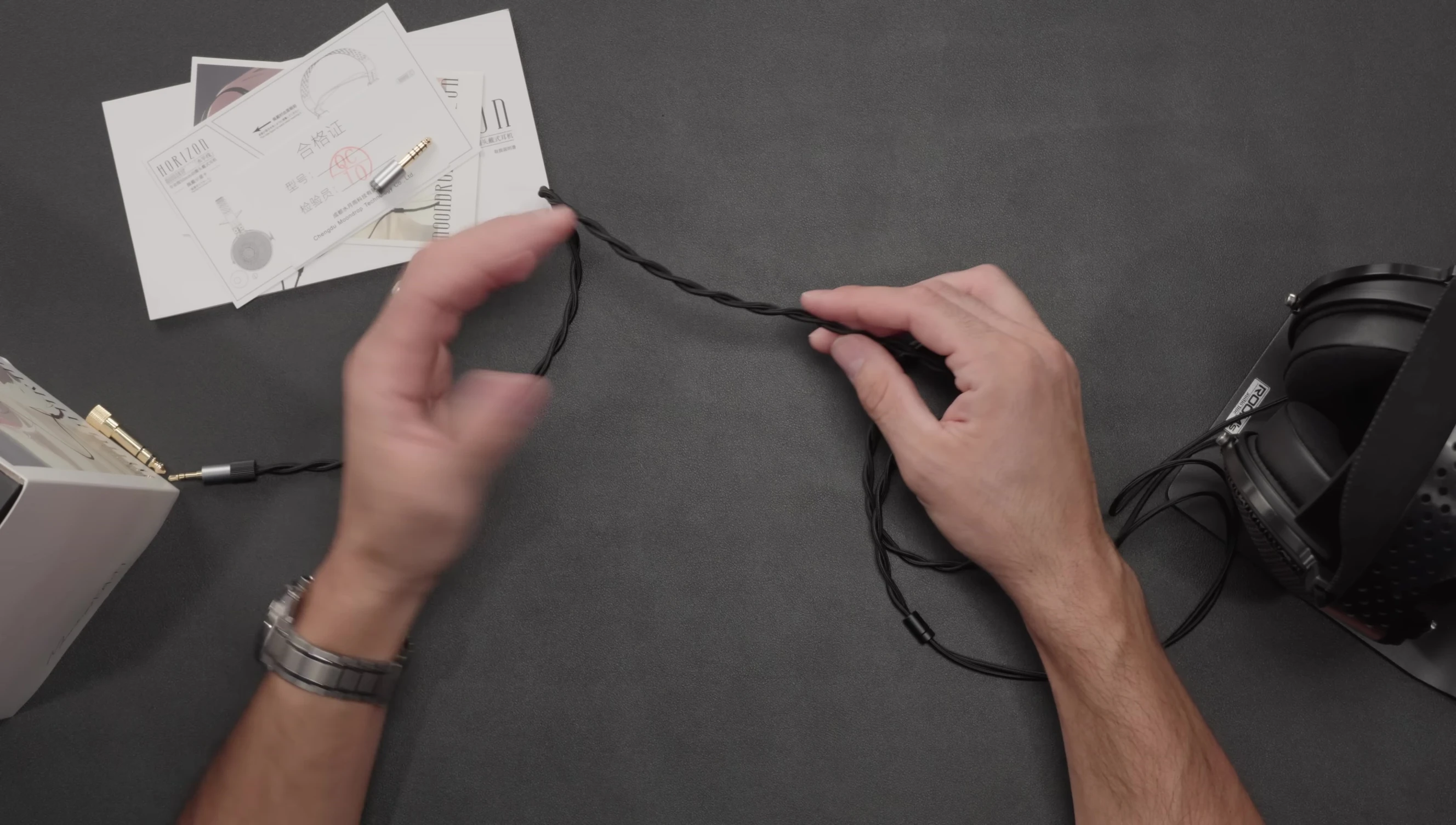 Close-up of Moondrop Horizon's cloth cable