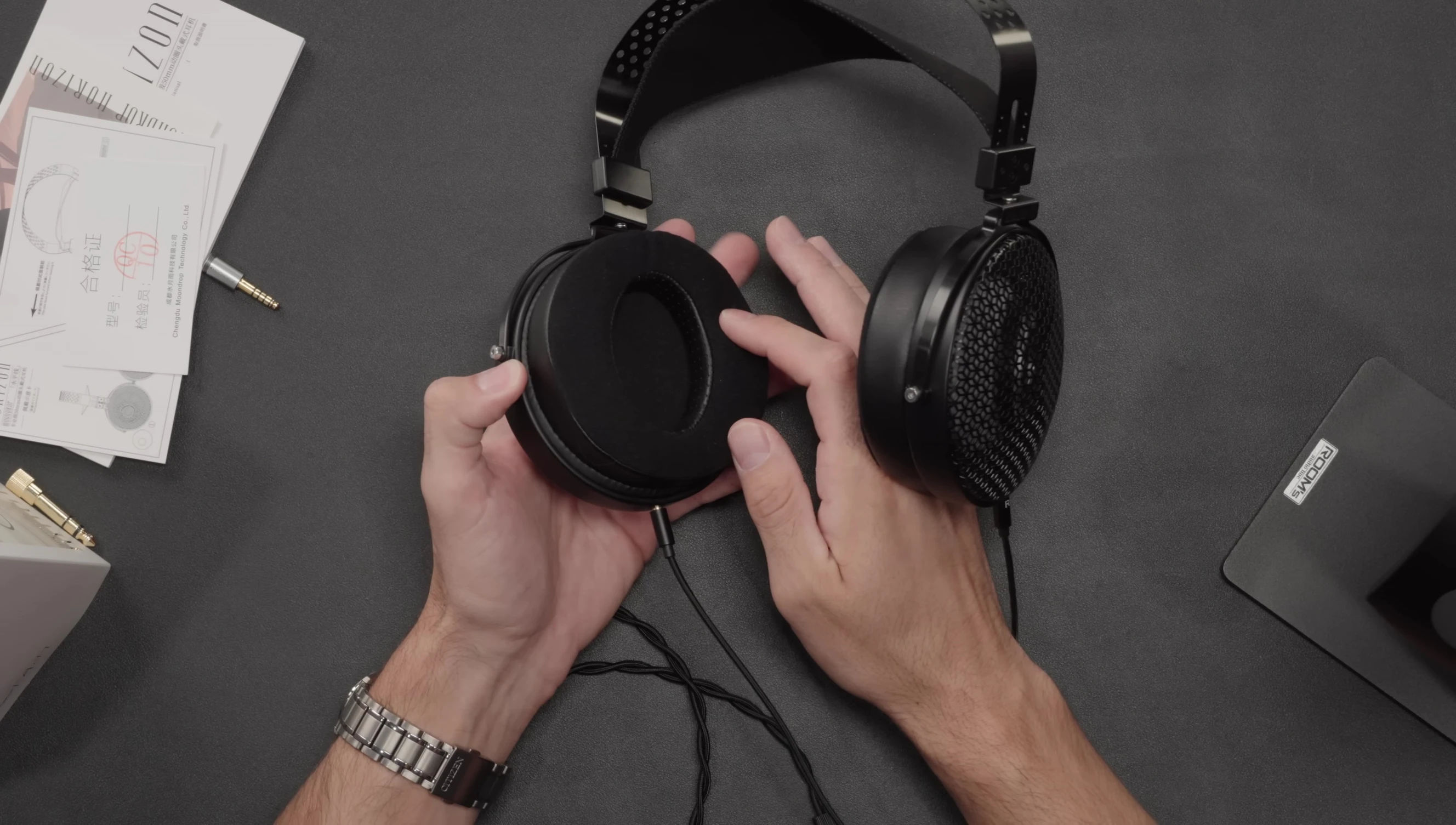Close up of the earcup material and construction