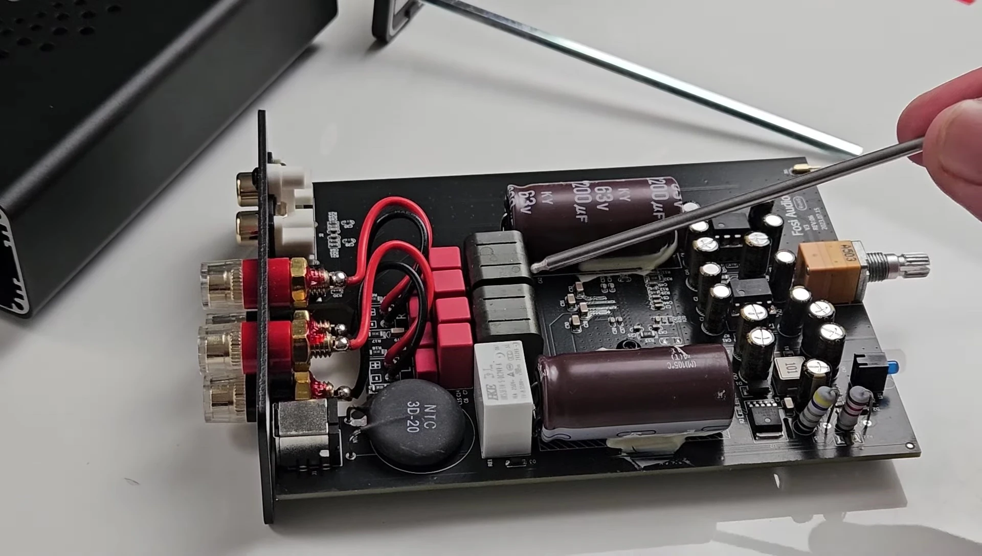 Internal components of the V3 amplifier highlighting the high-quality capacitors