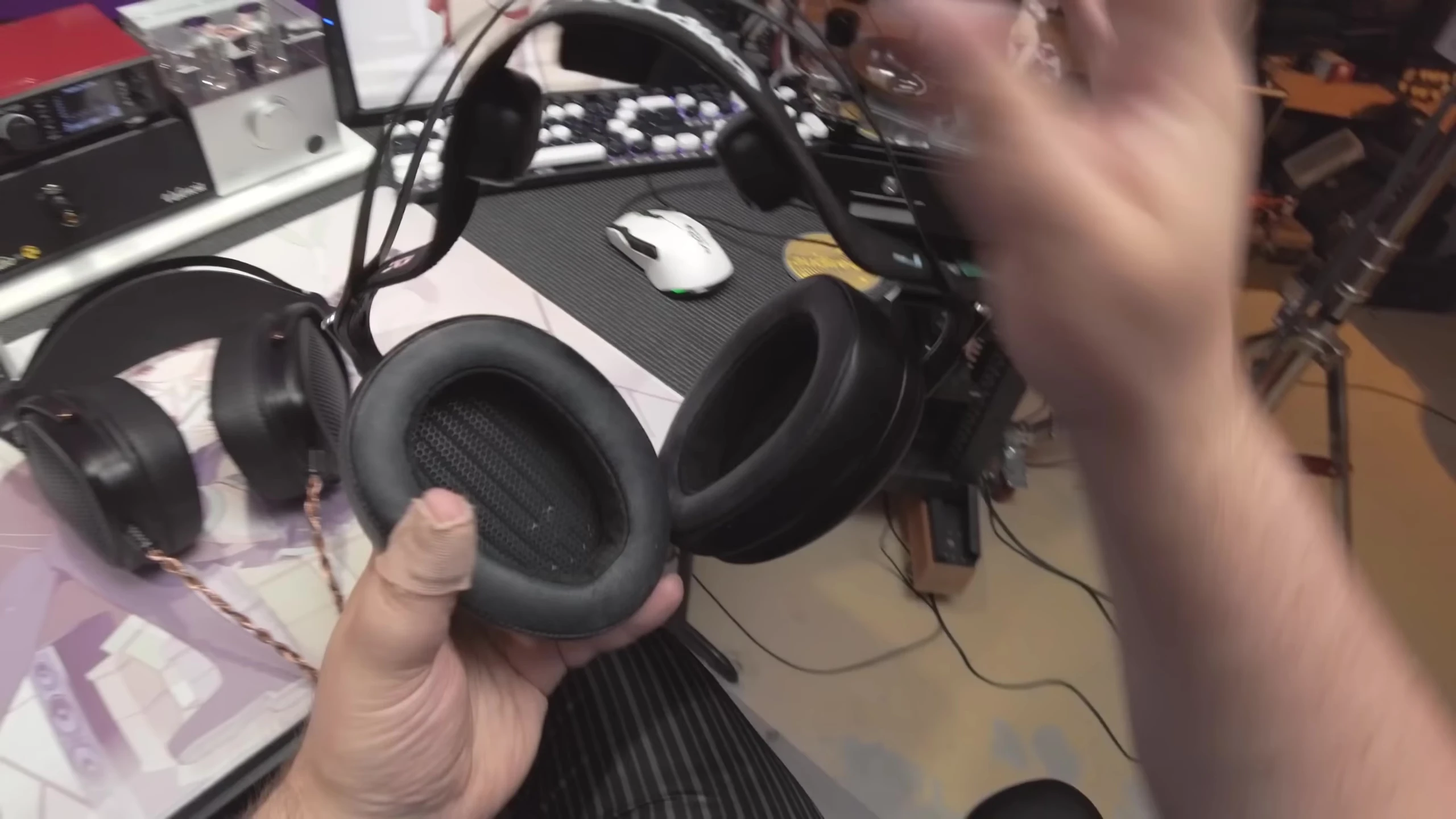 Close-up of the adjustable headband and its notching mechanism