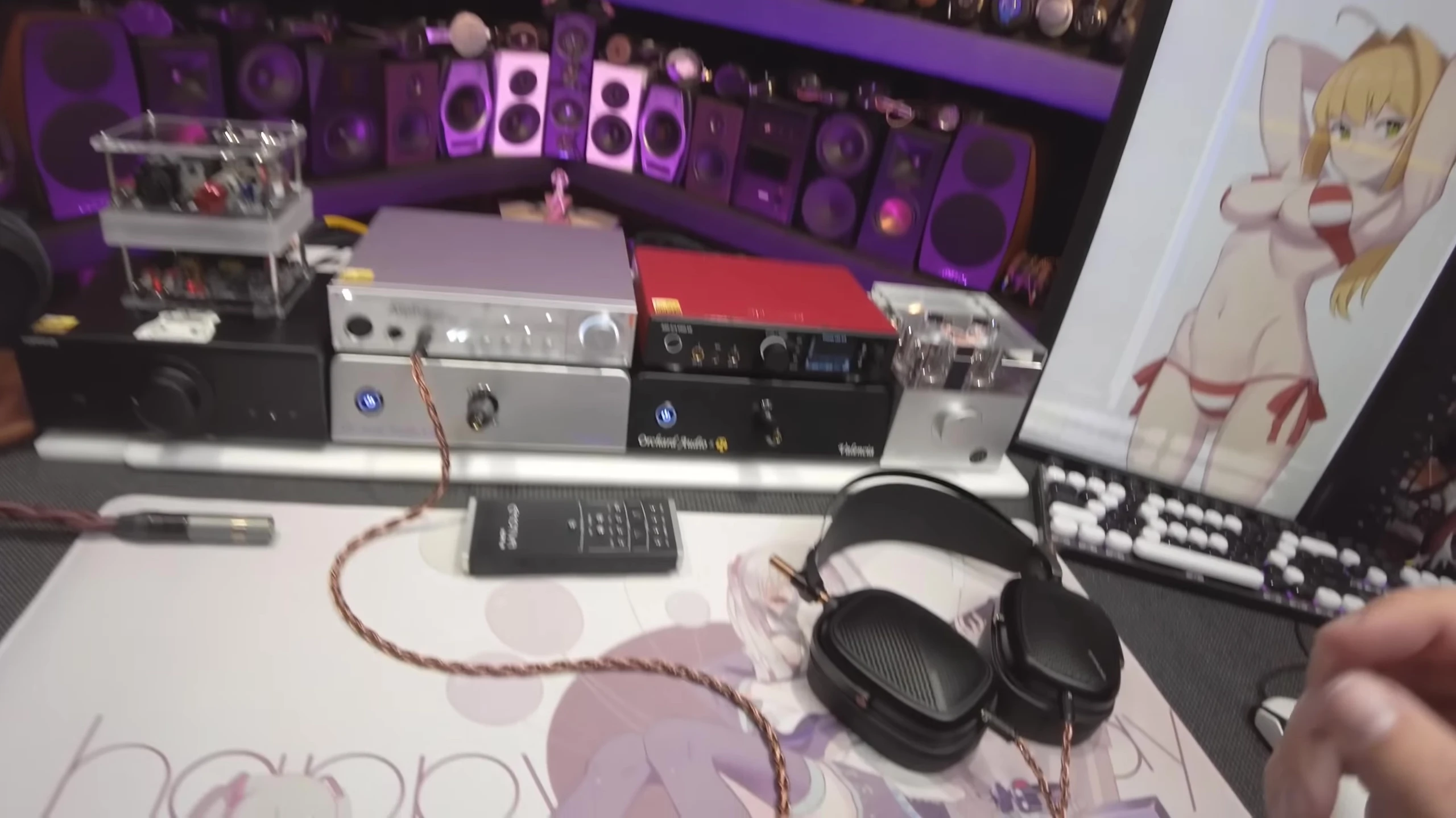 Close-up of the Shanling HW600 headphones