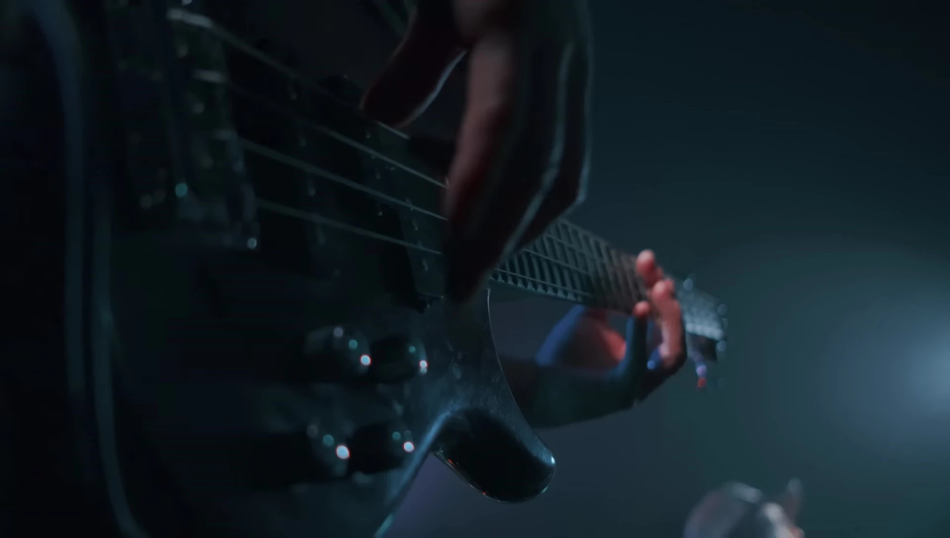 Image focusing on the display showing bass frequencies.