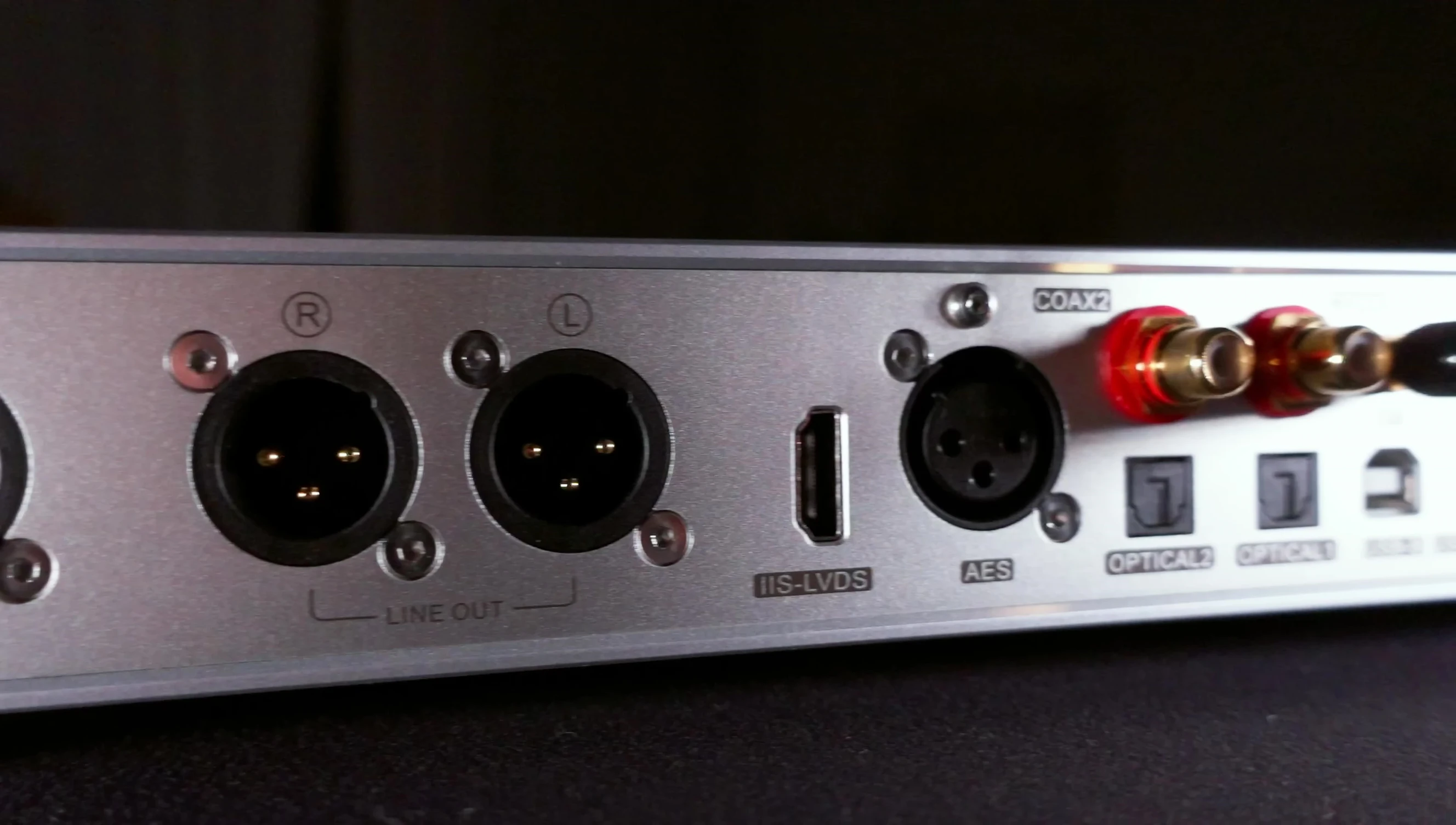 Screenshot showing the rear panel of the D900 with its various input/output connections.