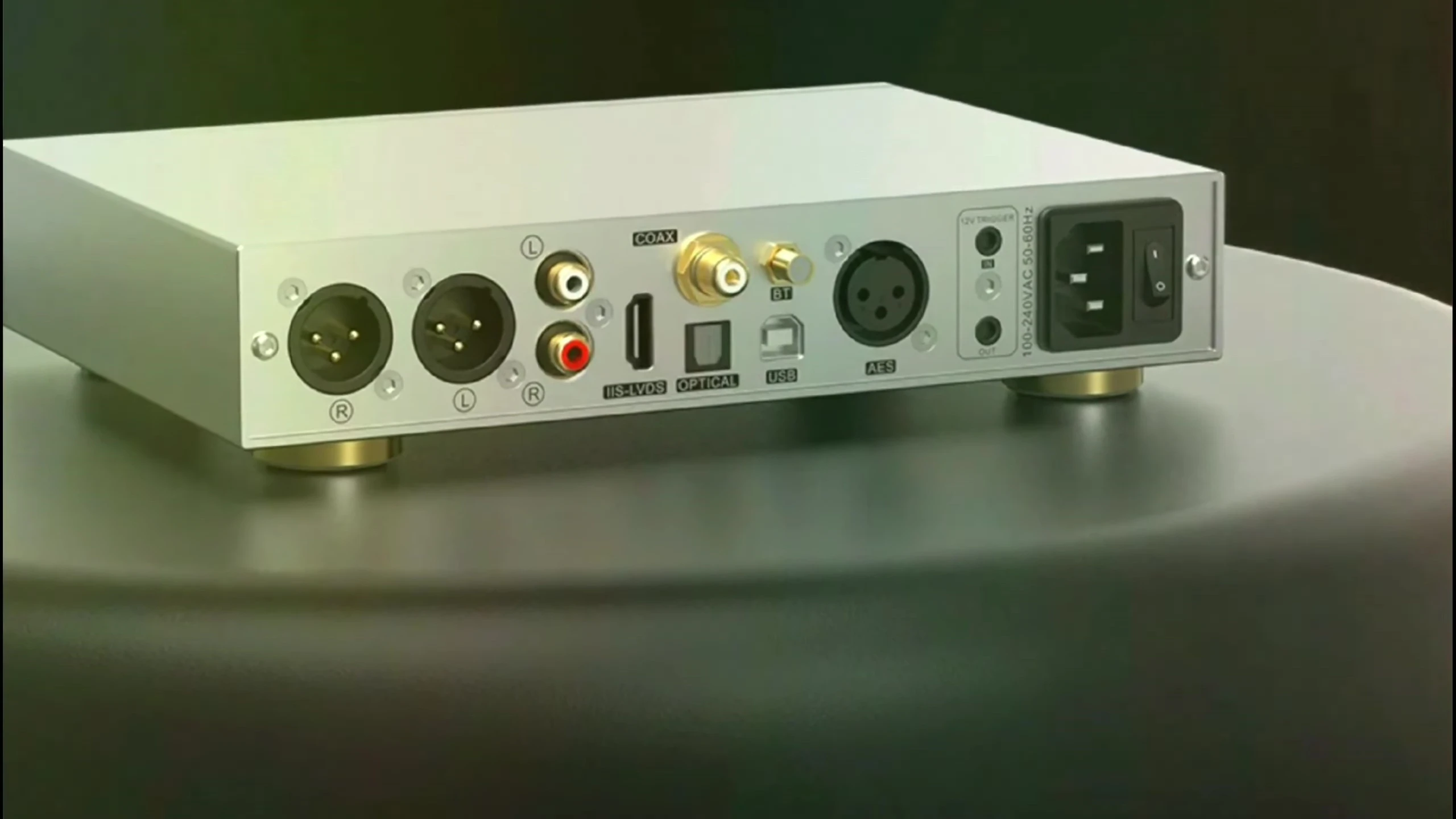Image highlighting the various output options of the DX5 II