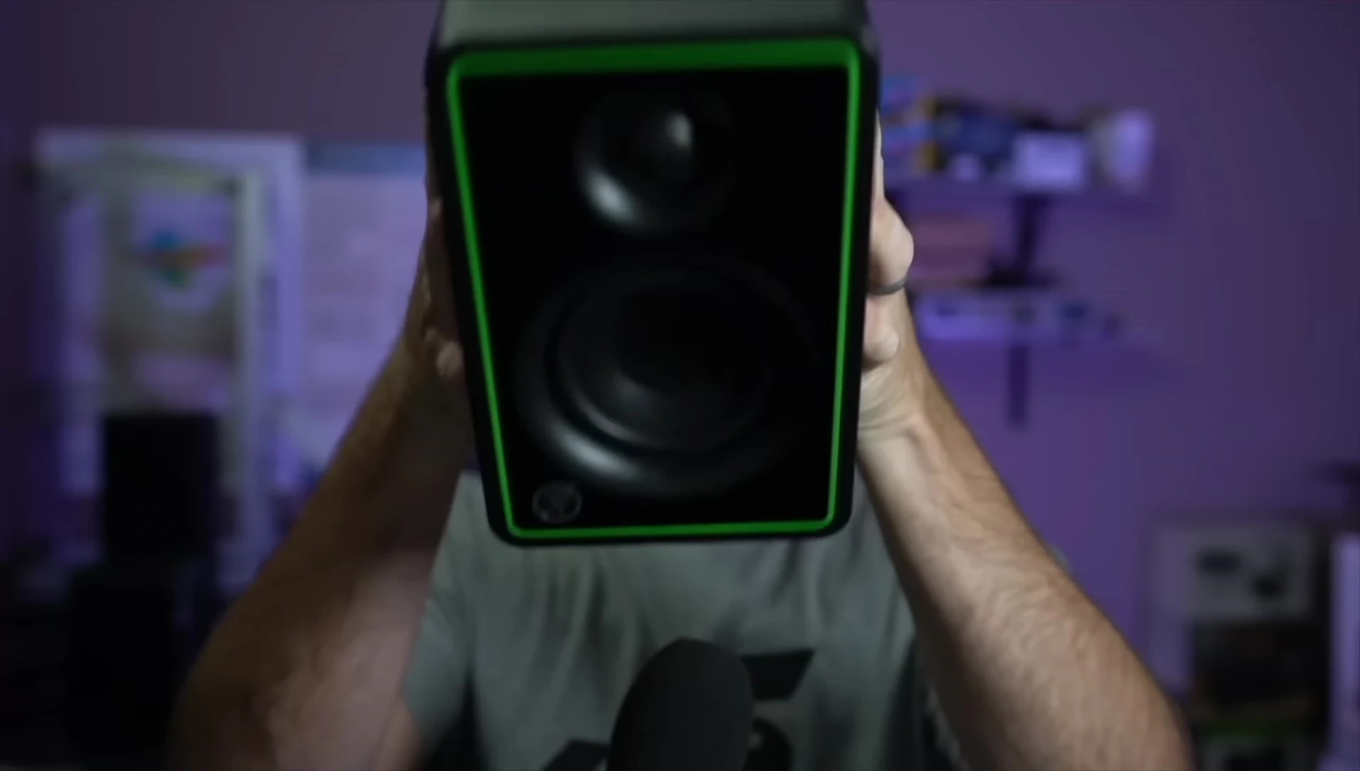 Speaker turned to the side, demonstrating off-axis sound