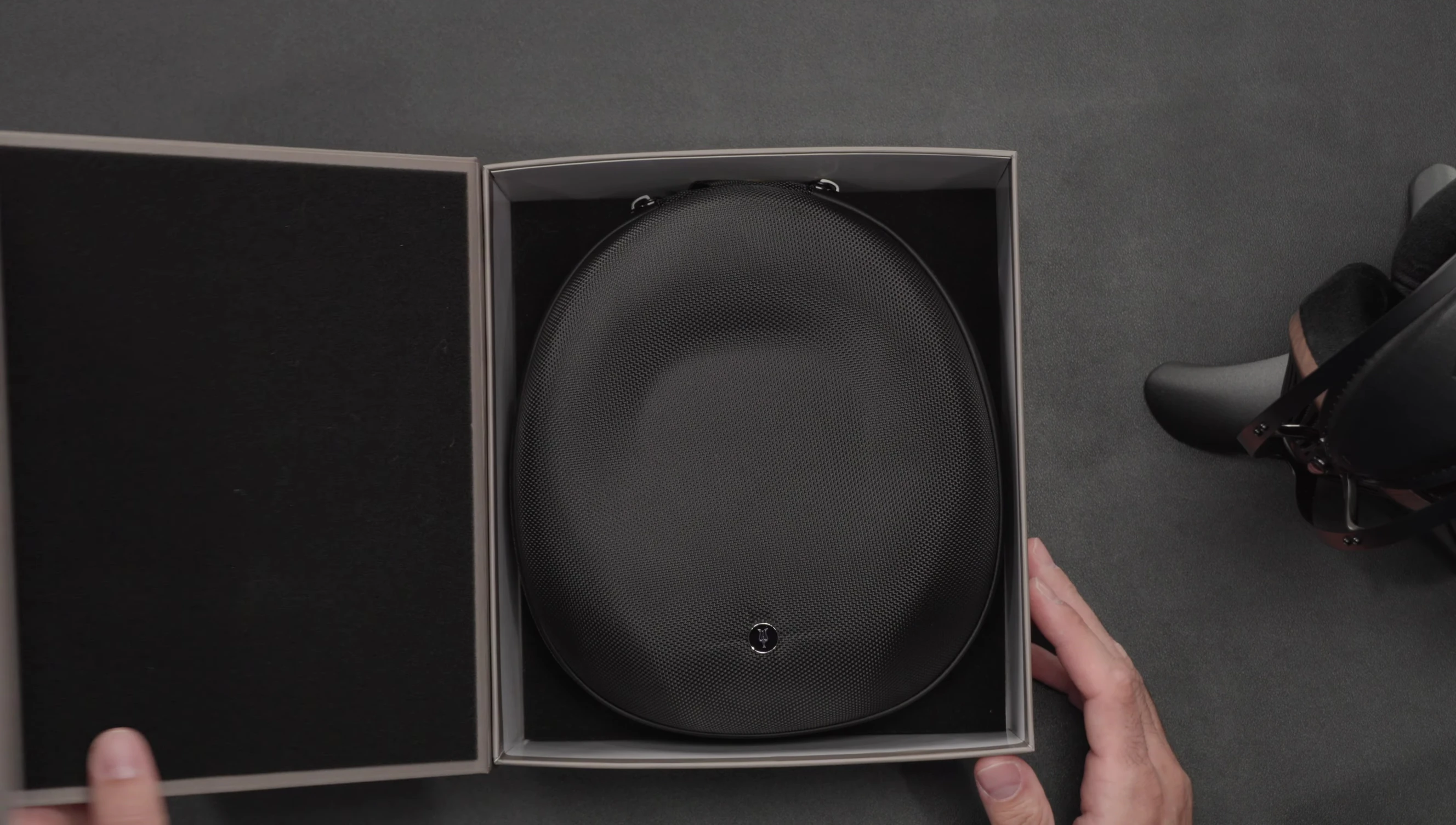 Meze 105 Silva unboxing: the cardboard case opening